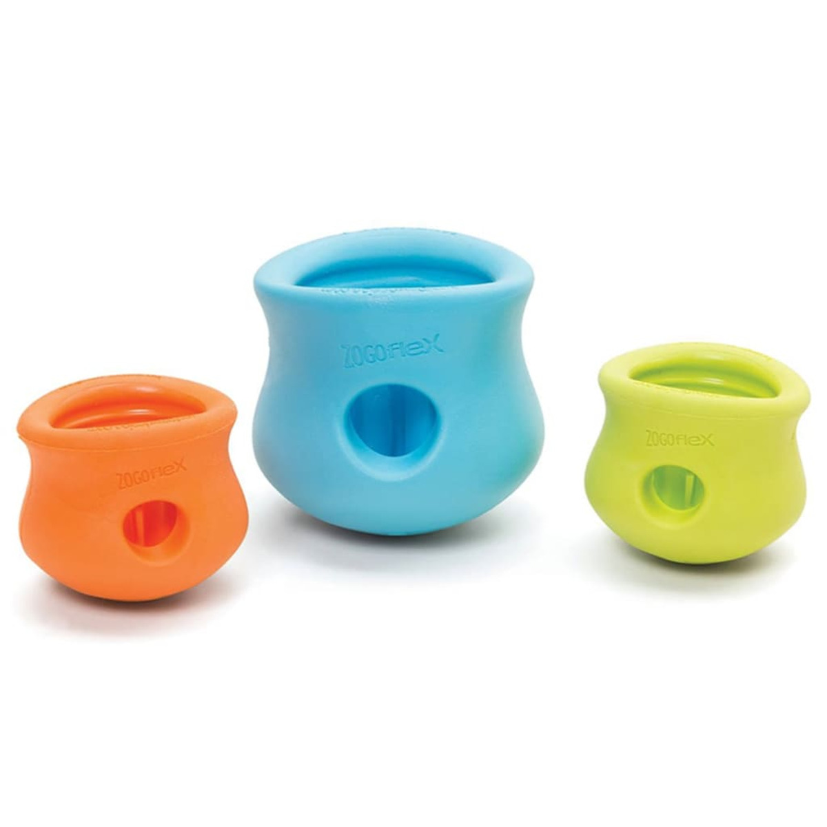 Tre giocattoli colorati per cani. Arancione, blu e giallo a forma di vaso con un foro.