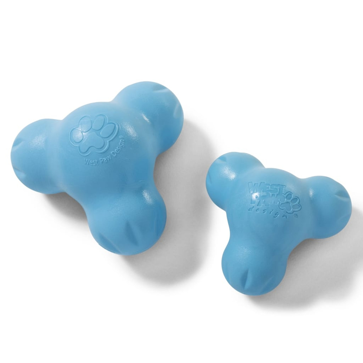 Due giocattoli blu per cani a forma di trifoglio, su sfondo bianco.