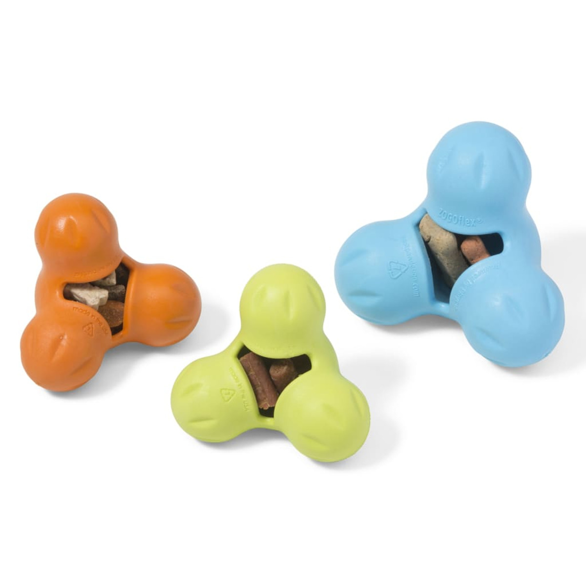 Tre giocattoli colorati per cani pieni di prelibatezze.