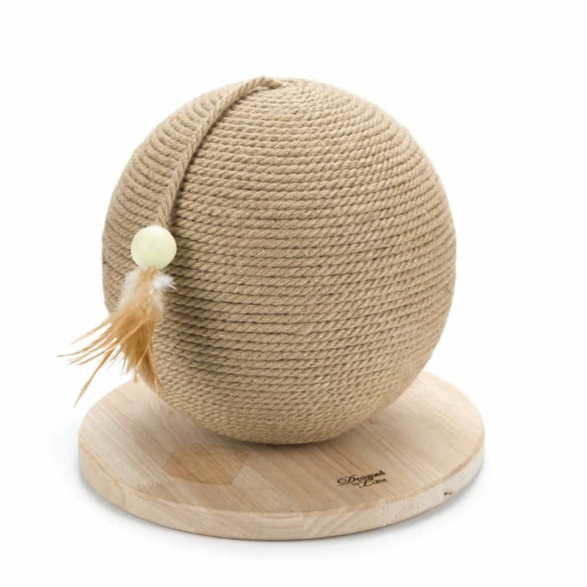 Ein brauner Seilball auf einem Holzsockel mit Feder und kleinem weißen Ball befestigt.