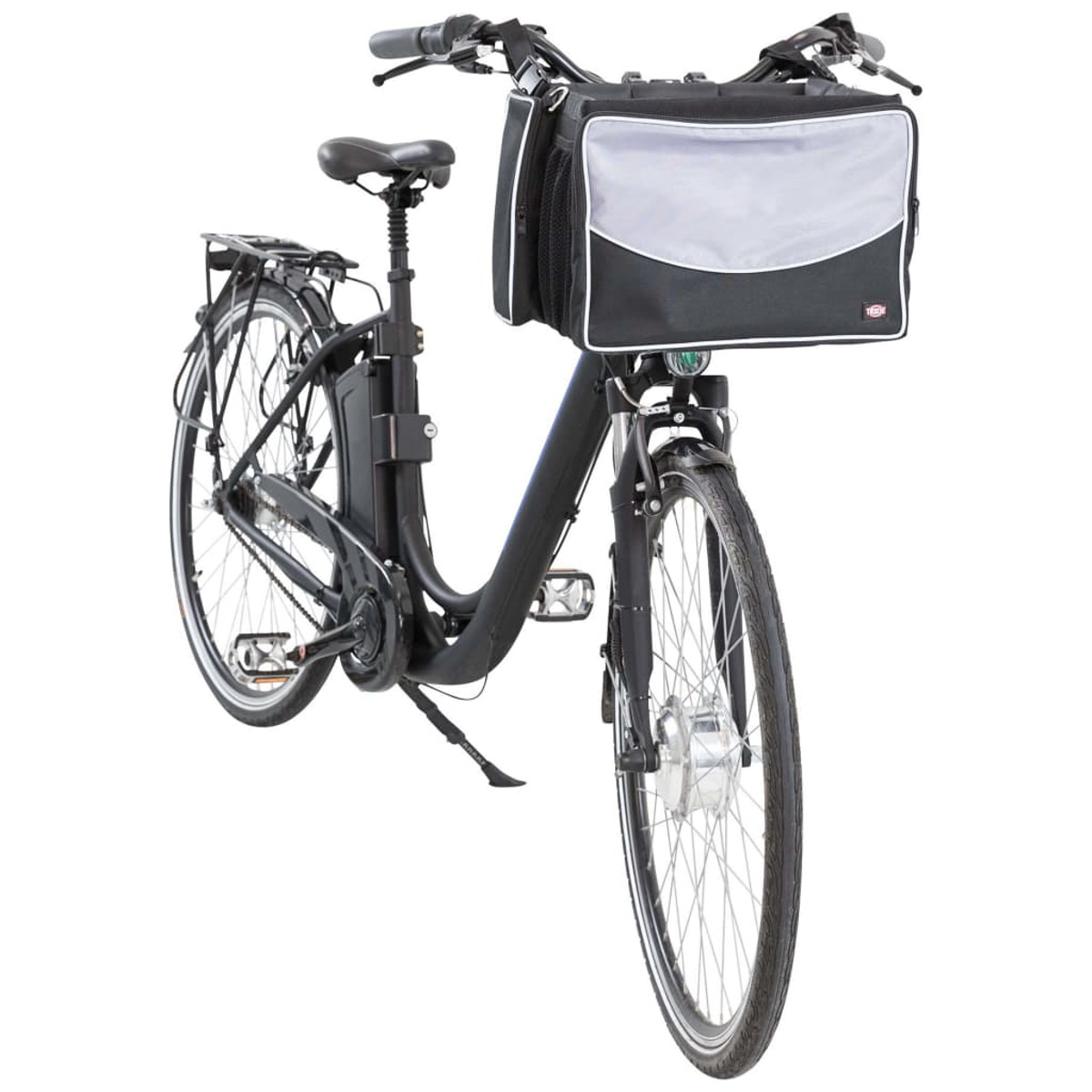 Schwarzes Elektrofahrrad mit Frontkorb, auf weißem Hintergrund, schräge Ansicht.