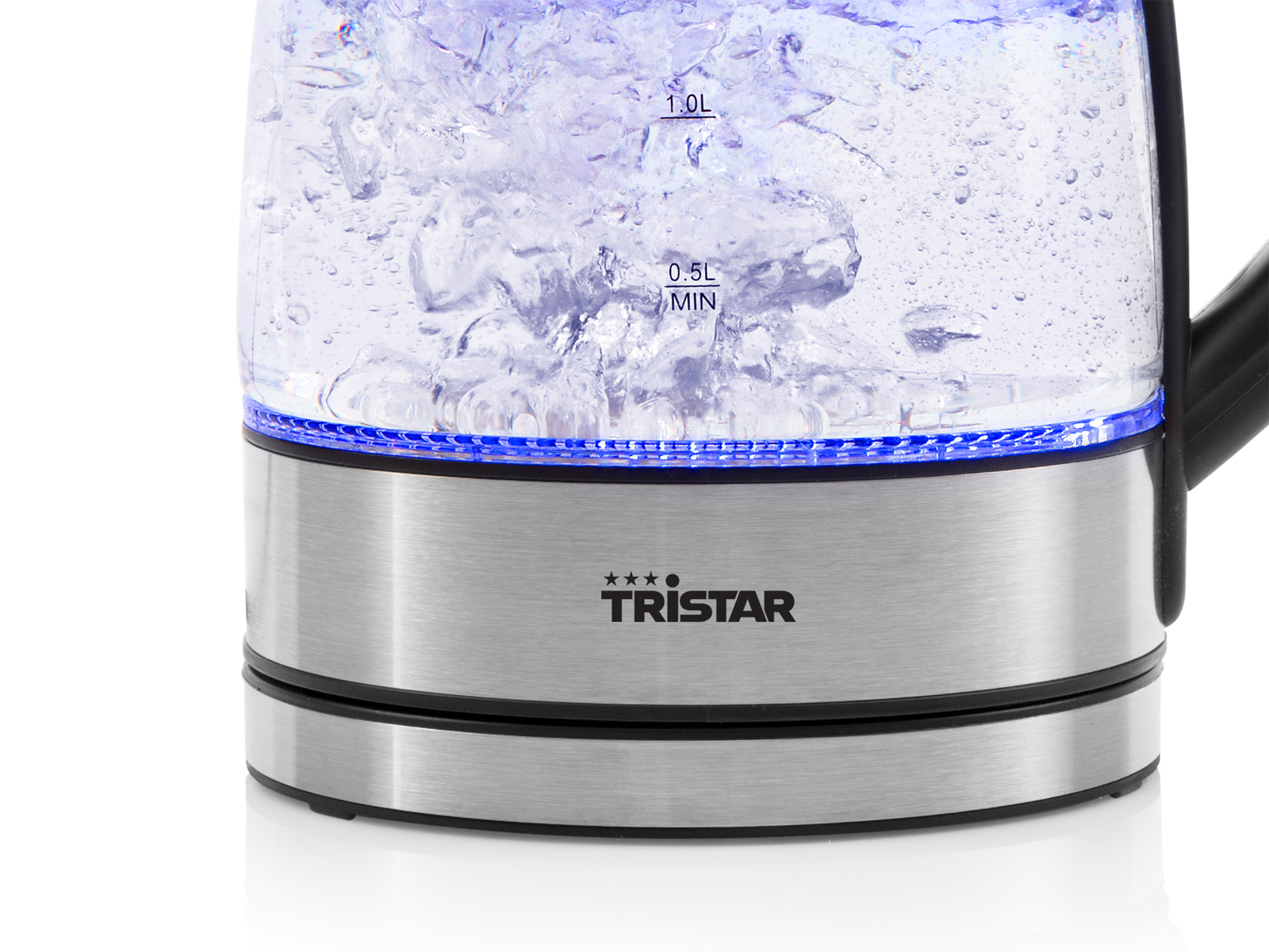 Przezroczysty czajnik elektryczny z wrzącą wodą w środku, z niebieskim światłem u podstawy.