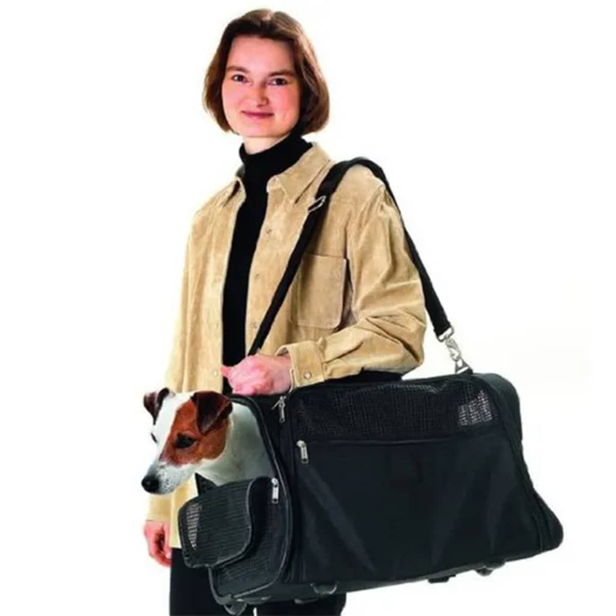 Frau trägt eine schwarze Haustiertasche mit einem Hund darin. Der Hund schaut heraus.