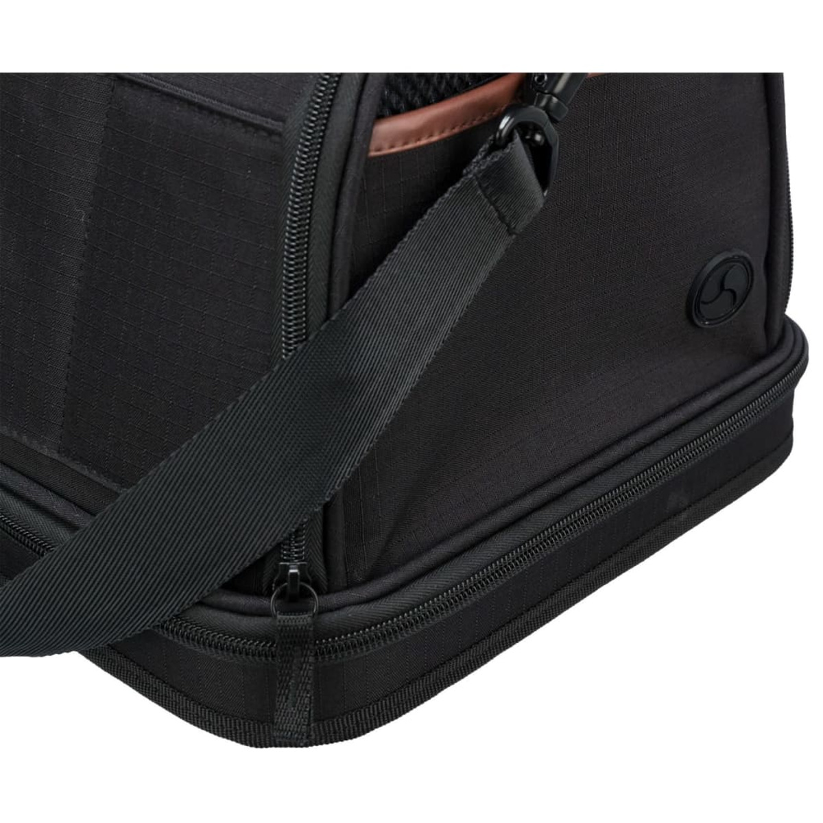 Ecke einer schwarzen Tasche mit Riemen, Reißverschluss und Logo. Braun und Schwarz.