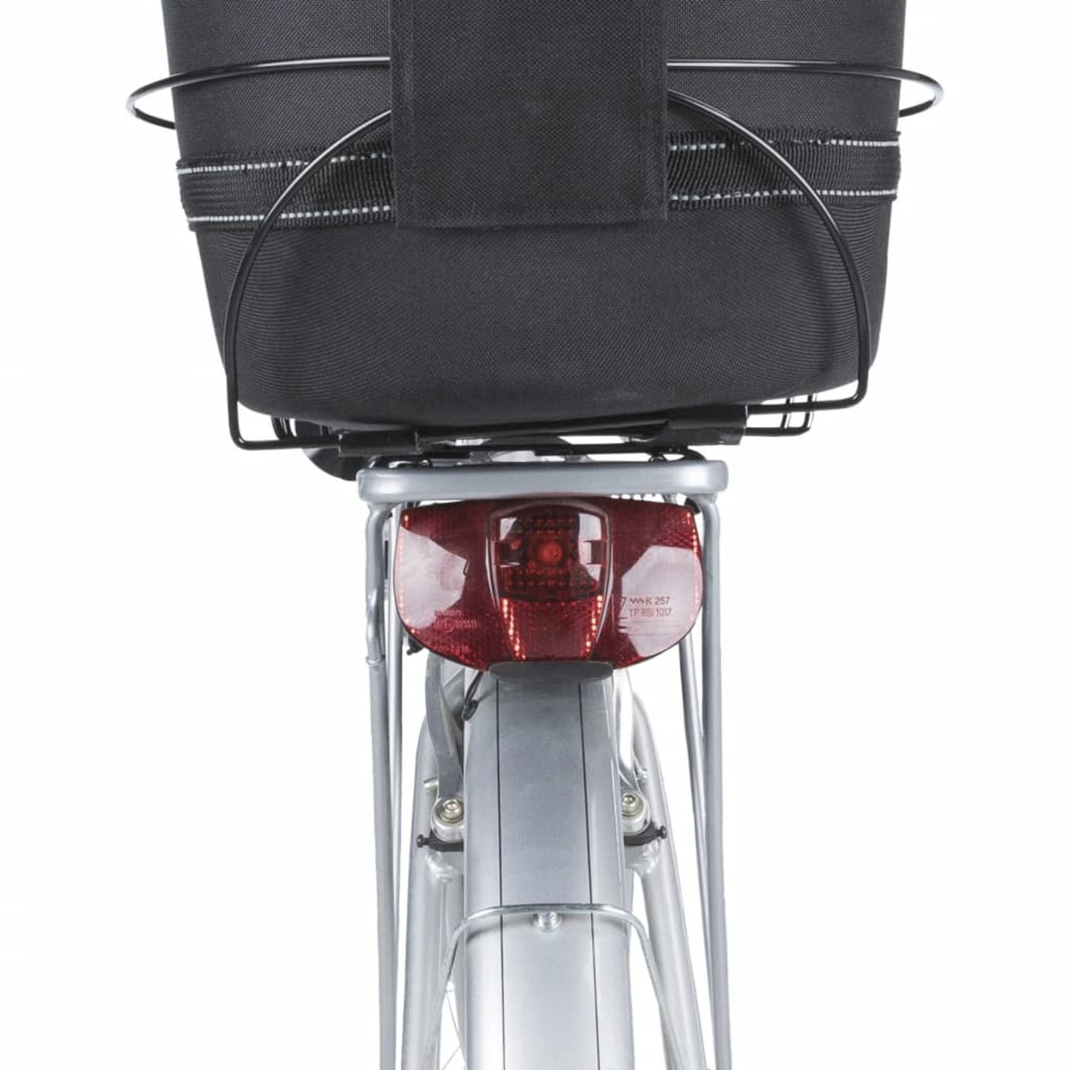 Ein Fahrrad mit einem schwarzen Korb und einem roten Rücklicht.