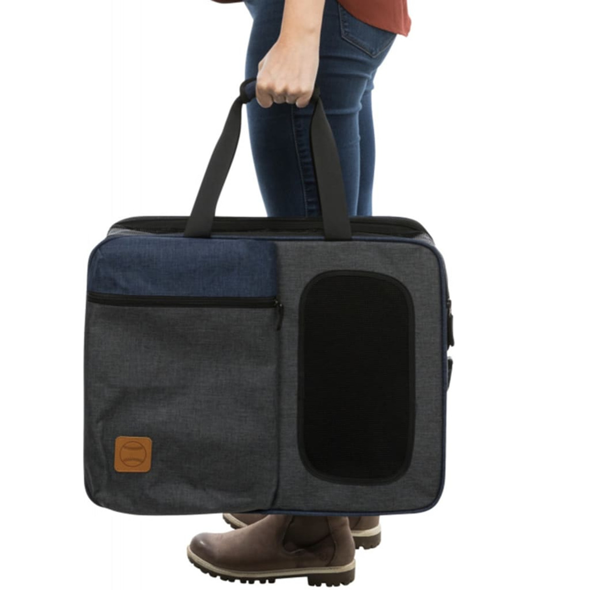 Person trägt eine Haustiertasche. Die Tasche ist grau/blau mit einem Netzfenster, schwarzem Griff.