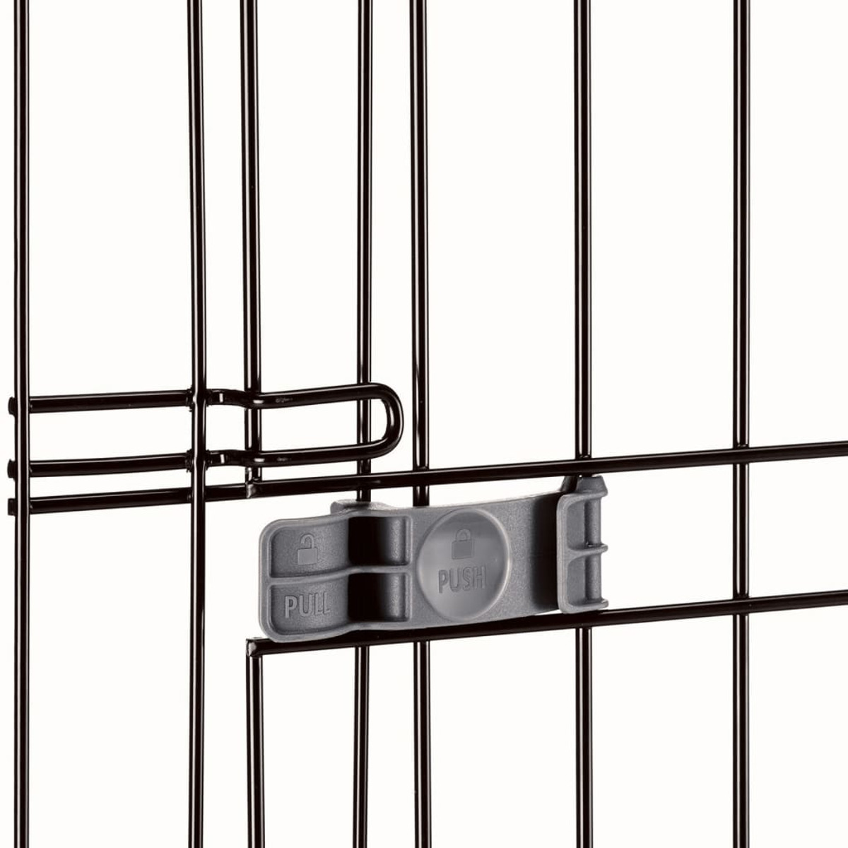 Czarne metalowe drzwi z szarą zasuwą z napisem 'PUSH' i 'PULL'.