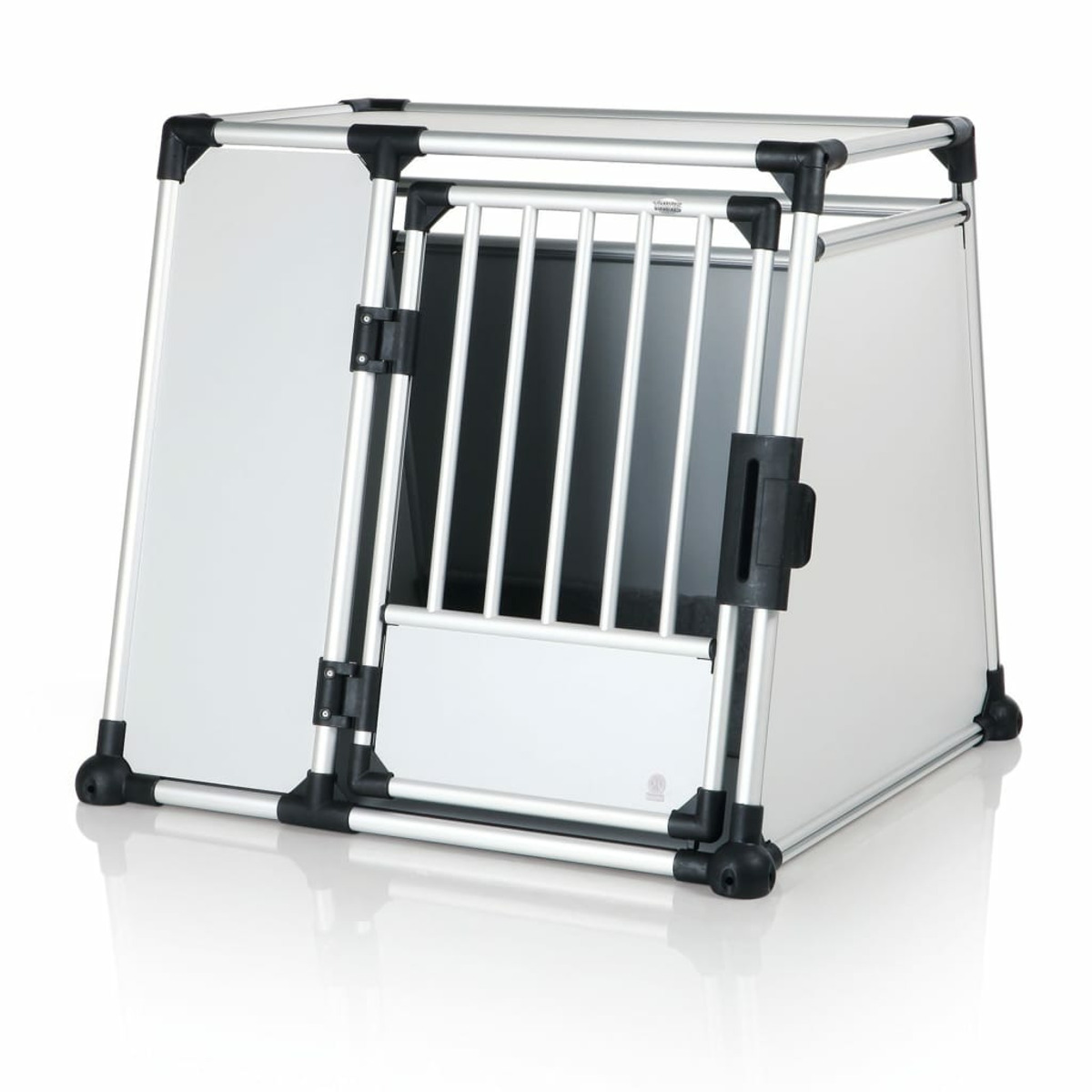 Silber-weiße Hundebox. Mit Metalltür, vertikalen Stäben und schwarzen Ecken.
