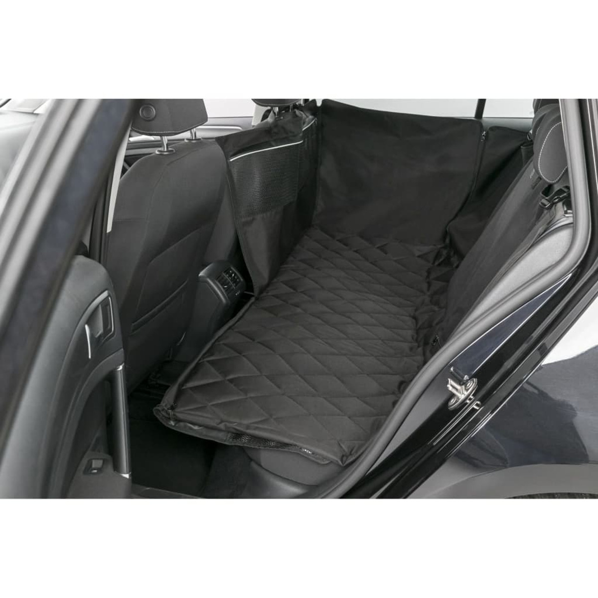 Schwarzer Autositzbezug in einem Auto. Er hat ein Steppmuster und schwarzes Interieur.