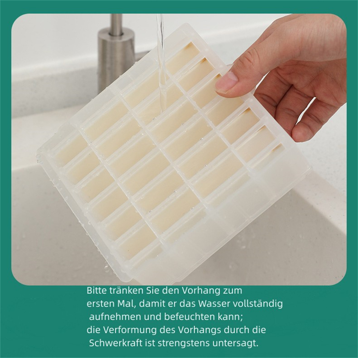 Hand füllt Eiswürfelbehälter mit Wasser. Behälter ist weiß mit vielen kleinen quadratischen Abschnitten.