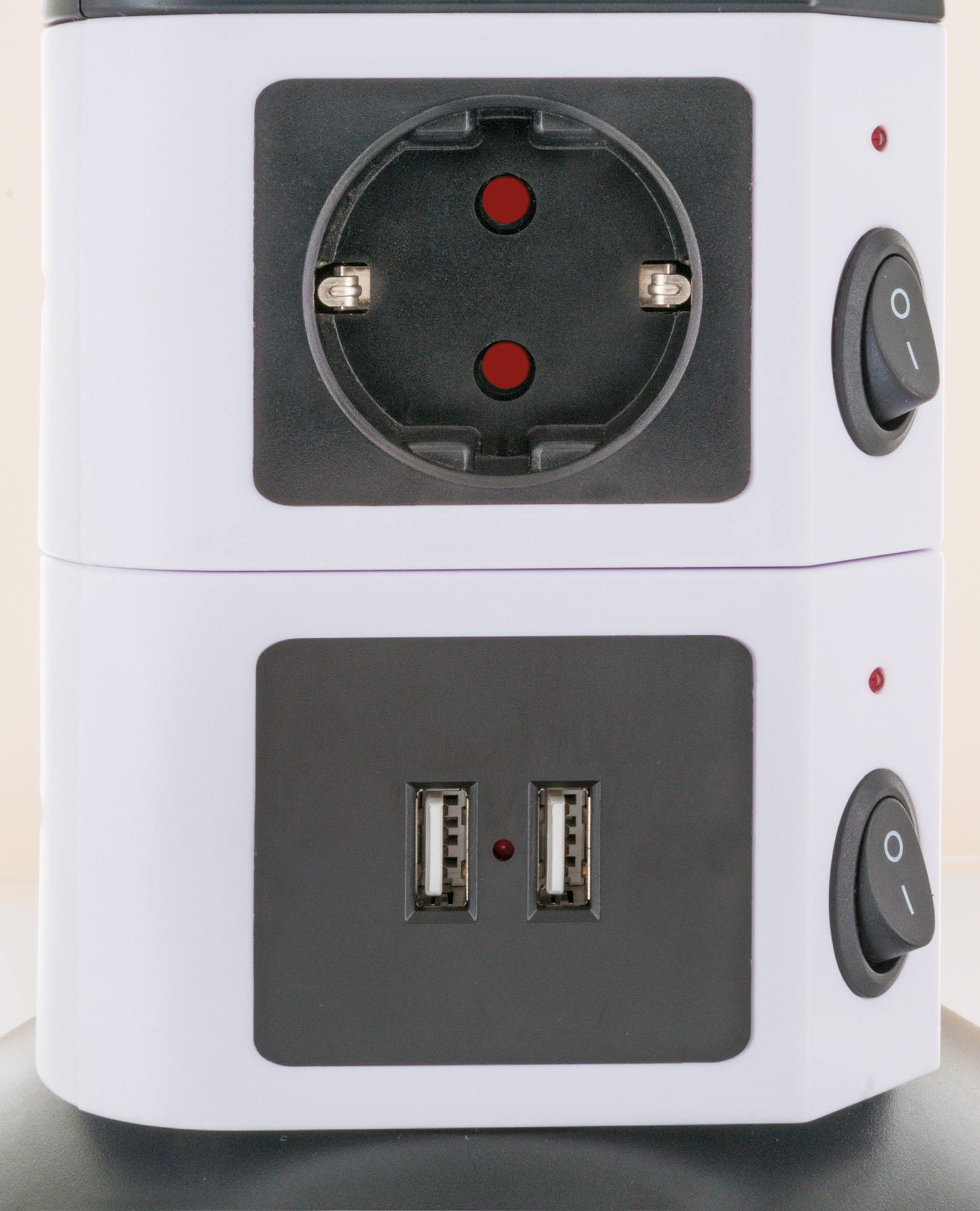 Eine weiße Steckdosenleiste mit zwei USB-Anschlüssen und zwei Schaltern. Der Hintergrund ist cremefarben.