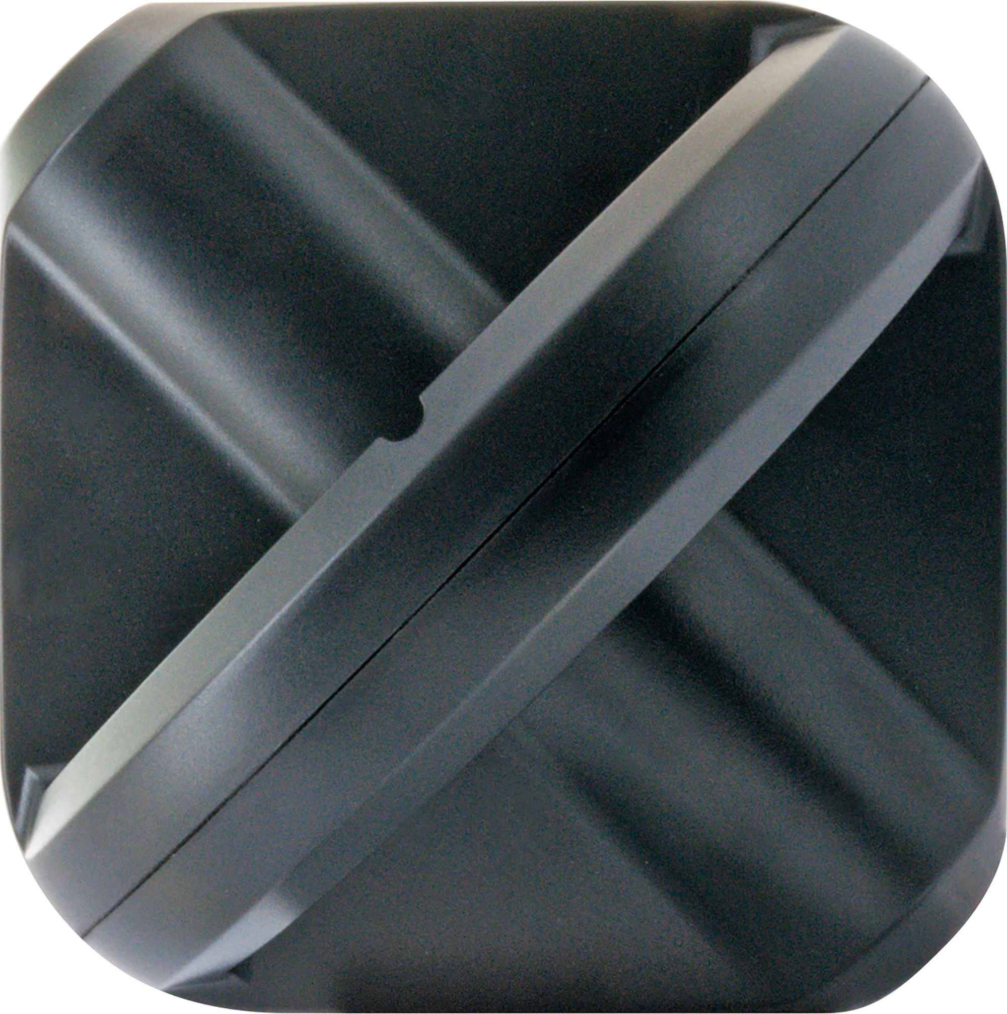 Zbliżenie ciemnoszarego, zaokrąglonego kwadratu. Posiada krzyżowy wzór w ciemniejszym odcieniu szarości.