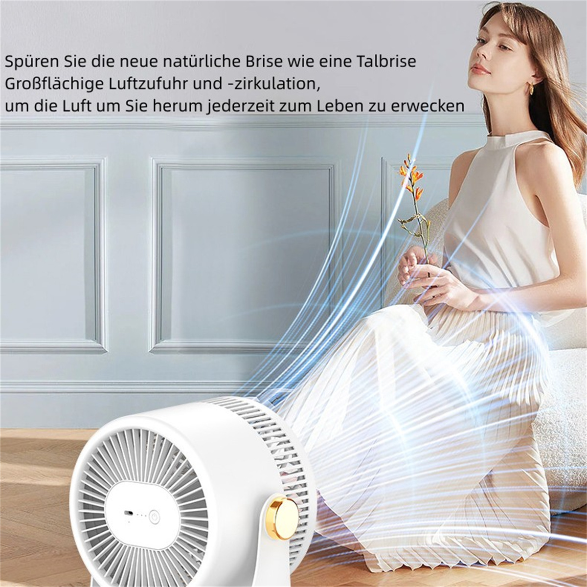 Frau mit Ventilator. Weißer Ventilator im Vordergrund, Frau im Hintergrund.