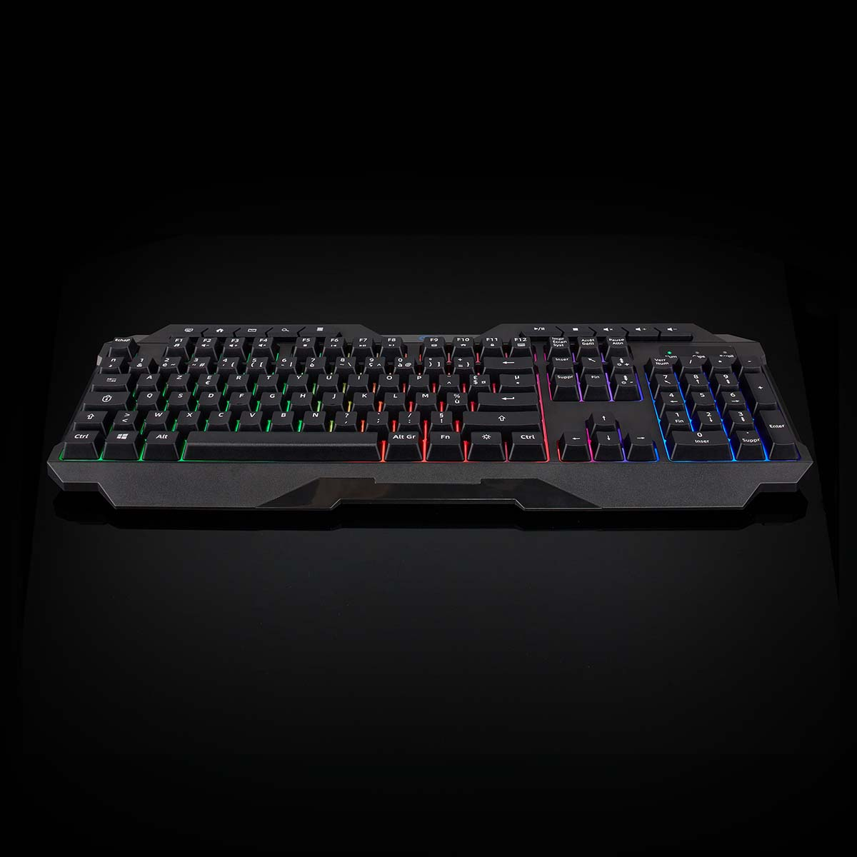 Czarna klawiatura z kolorowymi klawiszami. Klawiatura znajduje się na czarnej powierzchni z odbiciami.