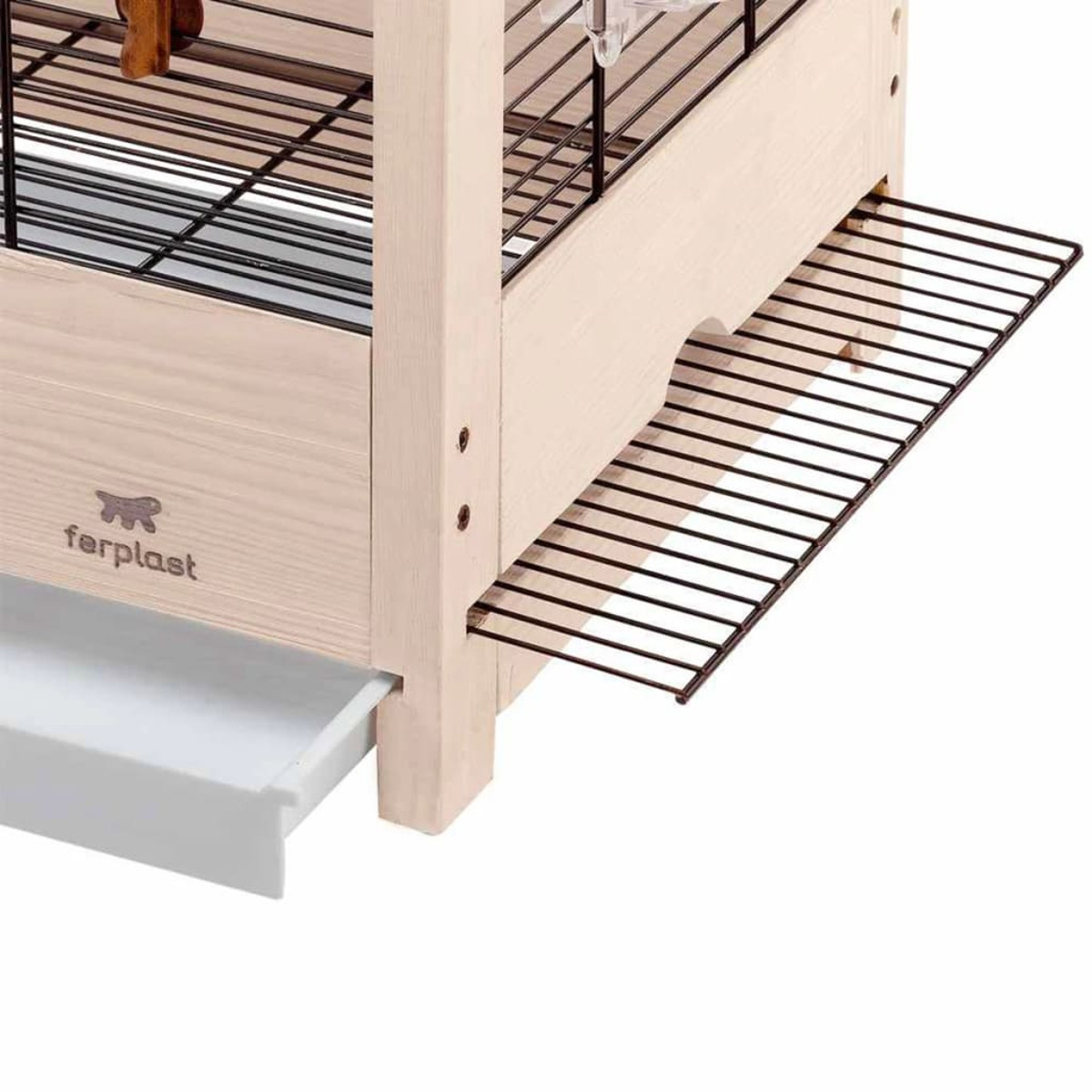 Ein Holzvogelkäfig mit herausziehbarem Tablett, Metallgitter und Sitzstange, mit weißem Hintergrund.