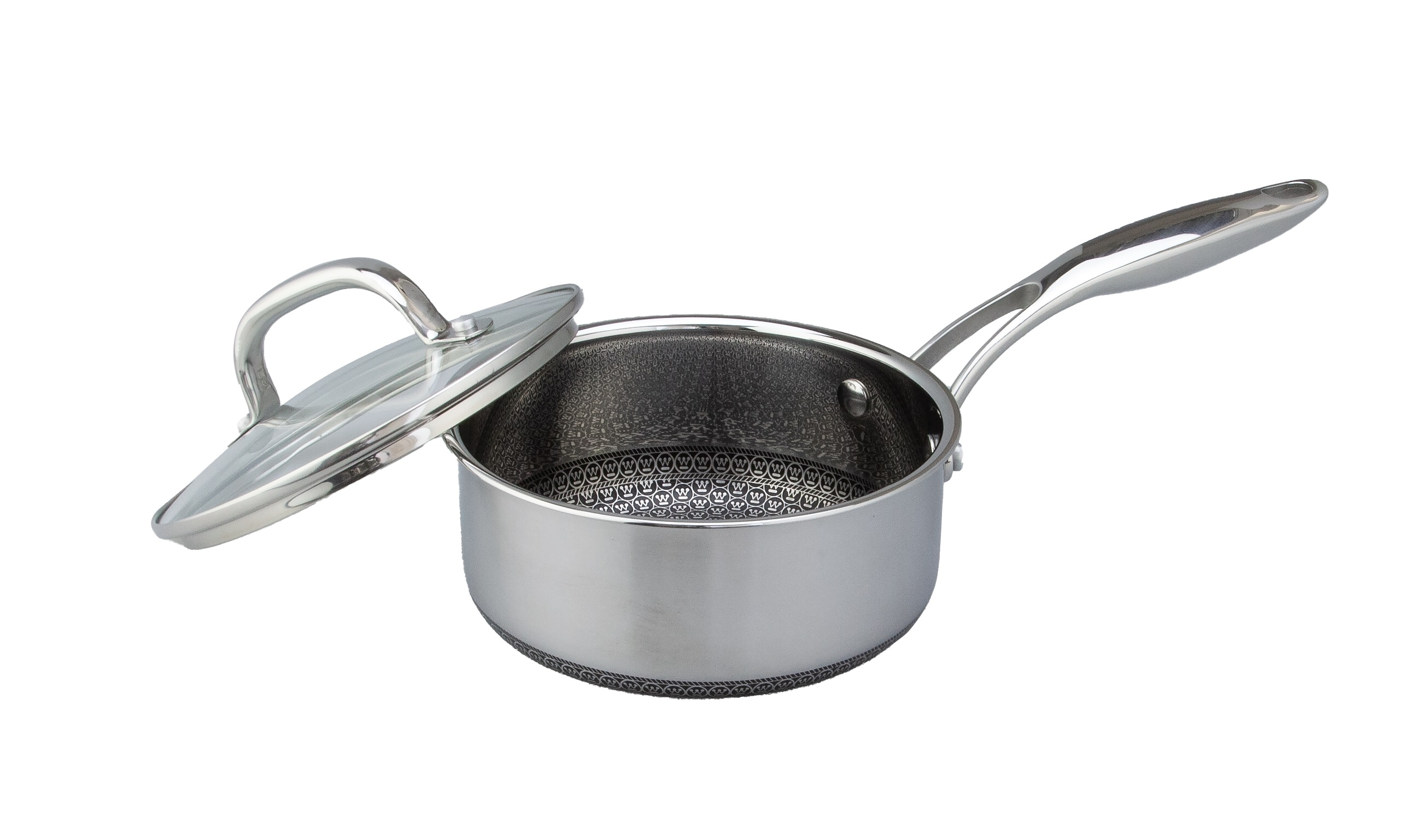 Ein Edelstahl-Kochtopf mit Glasdeckel. Die Pfanne hat einen Griff und einen gemusterten Boden, weißer Hintergrund.