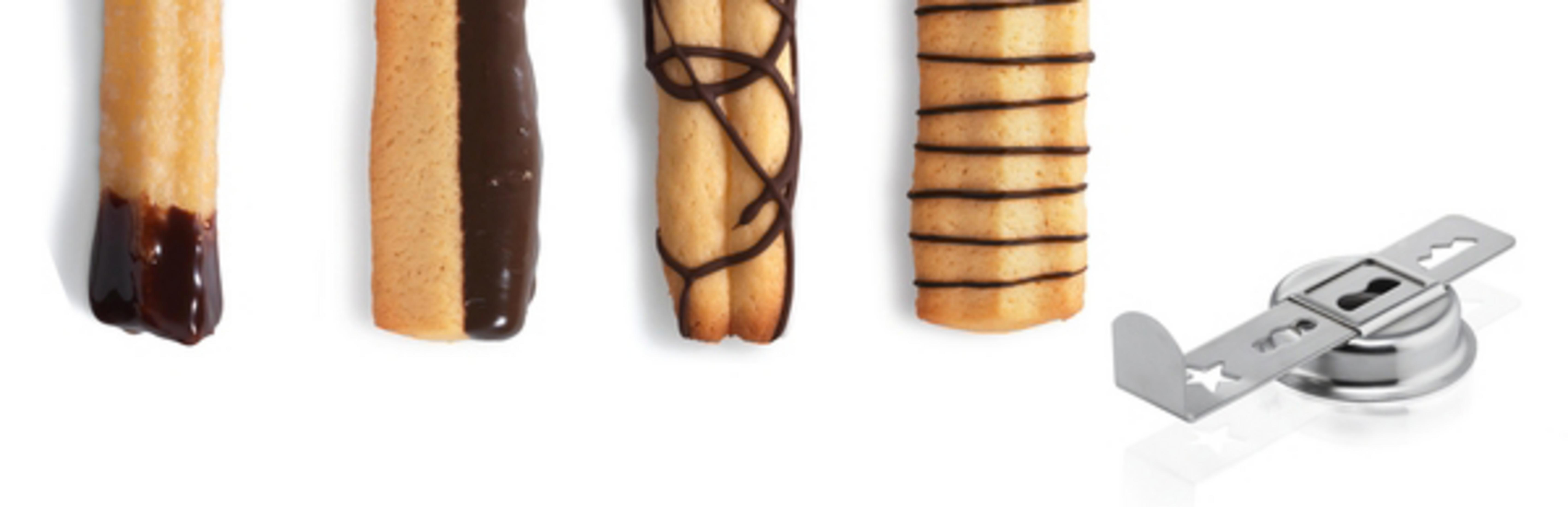 Cuatro galletas parcialmente bañadas en chocolate, con un cortador de galletas a un lado.