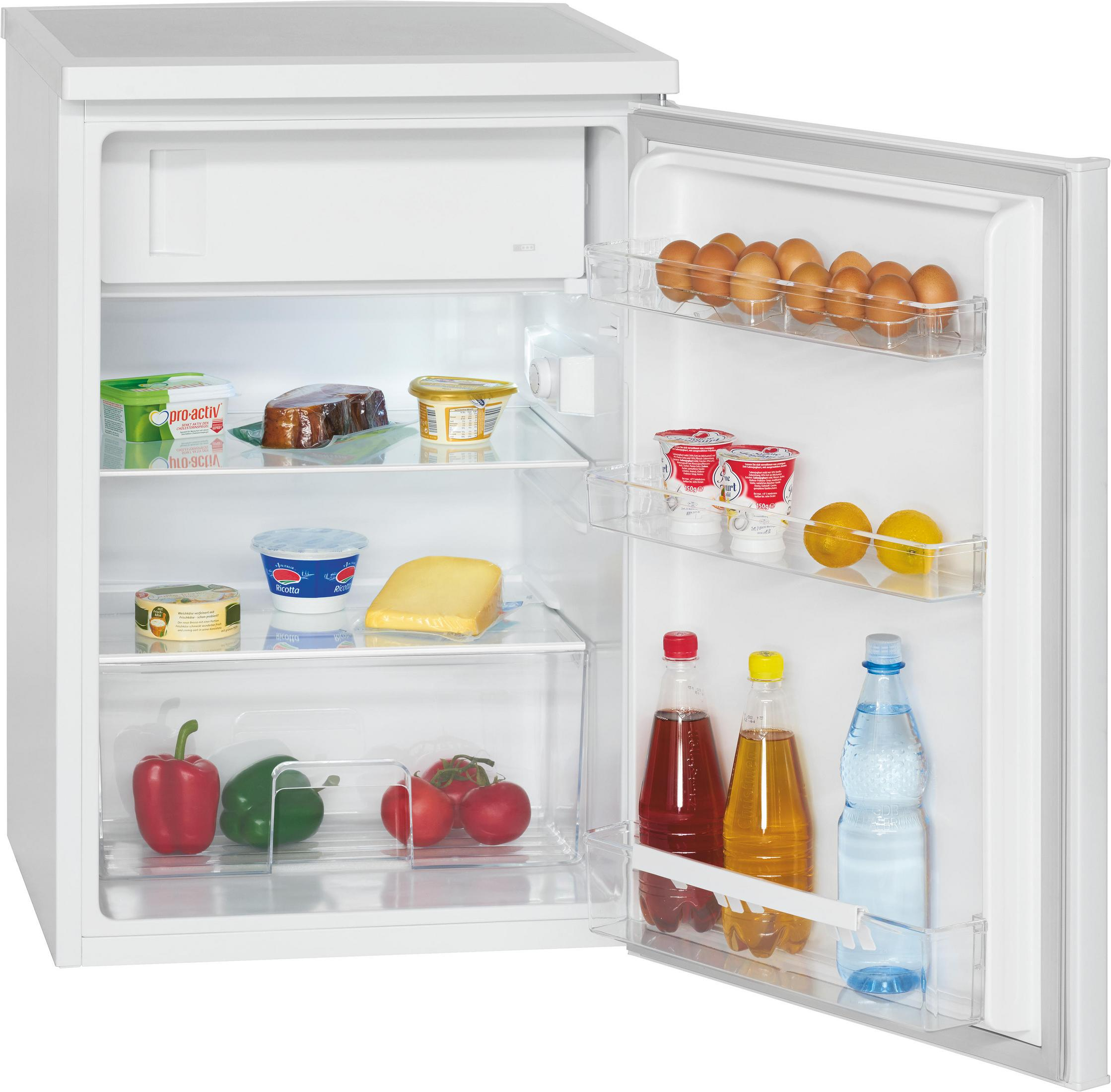 Ein Kühlschrank mit Essen darin. Die Tür ist teilweise geöffnet. Weißer Hintergrund.