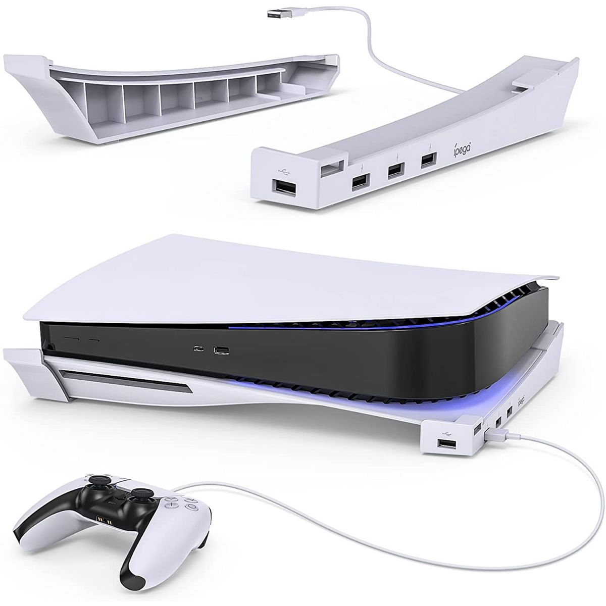 Weiße PS5-Konsole mit Ständer, Controller und Ladegerät. Blaues Licht. Weißer Hintergrund.