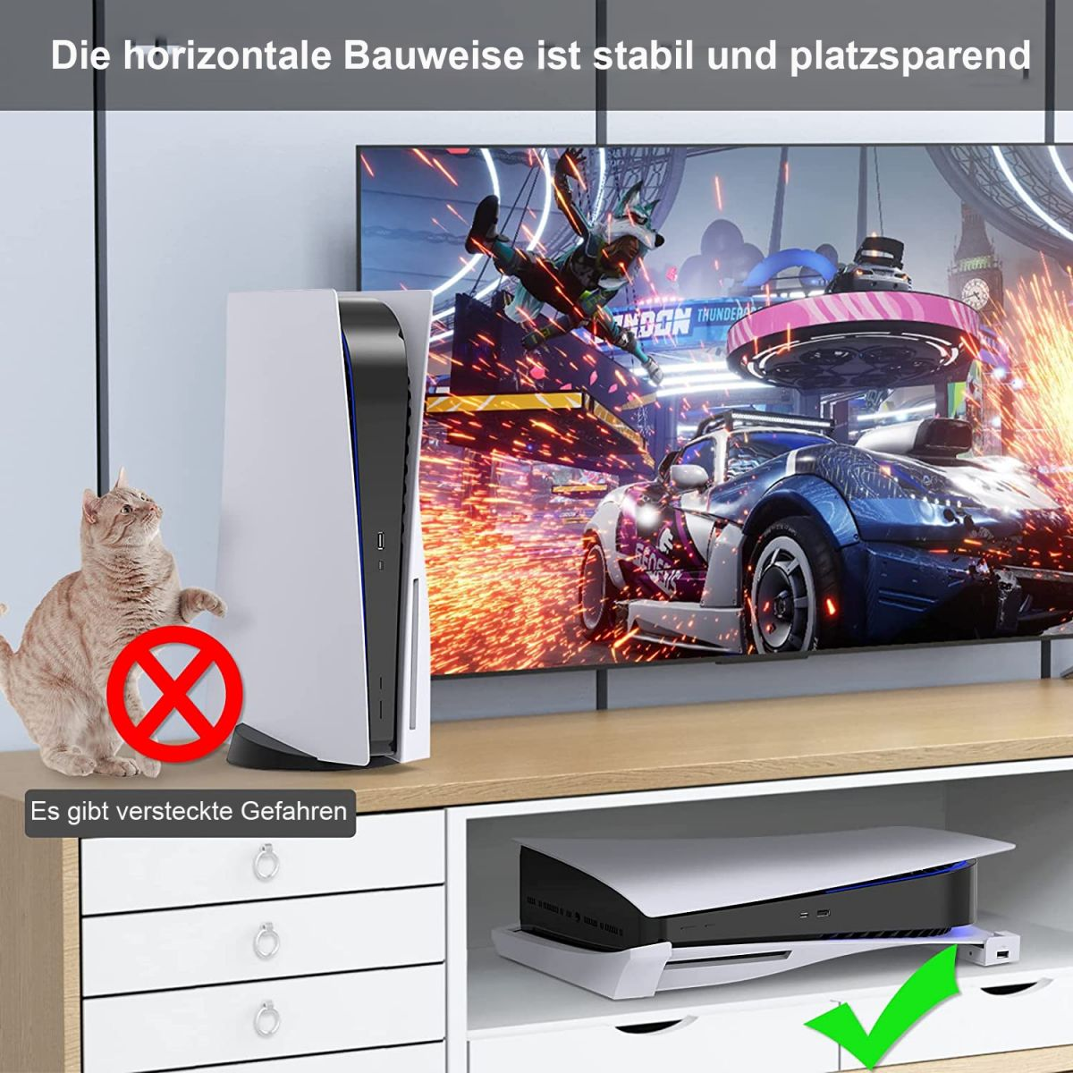 Eine Katze befindet sich in der Nähe einer PS5-Konsole. Die Konsole steht auf einem Regal. Ein Schild mit einem Häkchen zeigt die korrekte Platzierung.