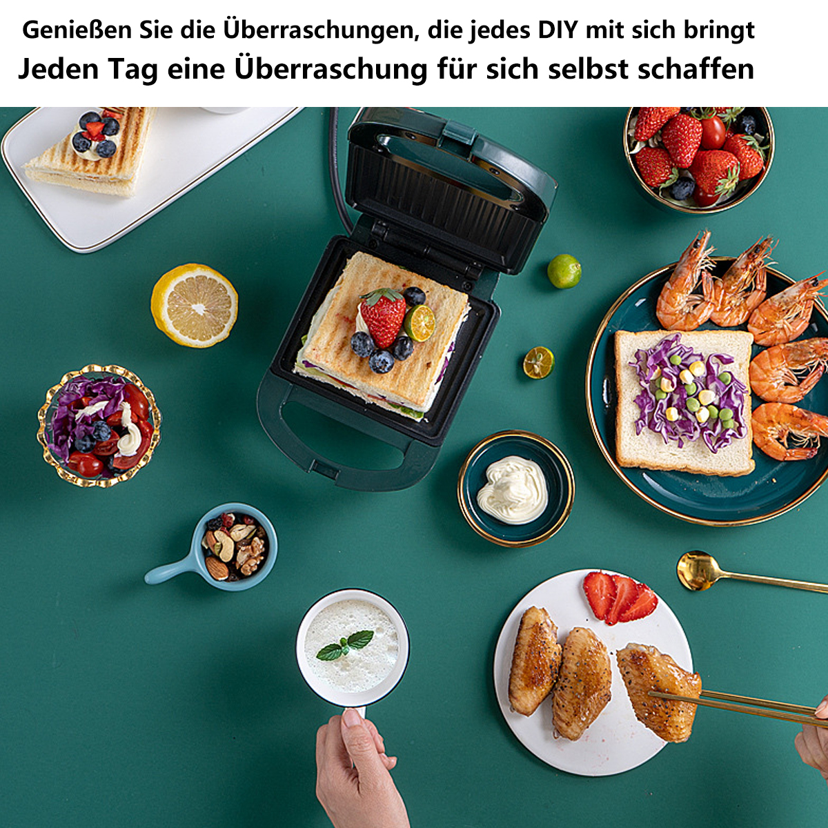 Sandwichmaker mit Zutaten auf grünem Untergrund. Enthält Brot, Obst und Beläge.