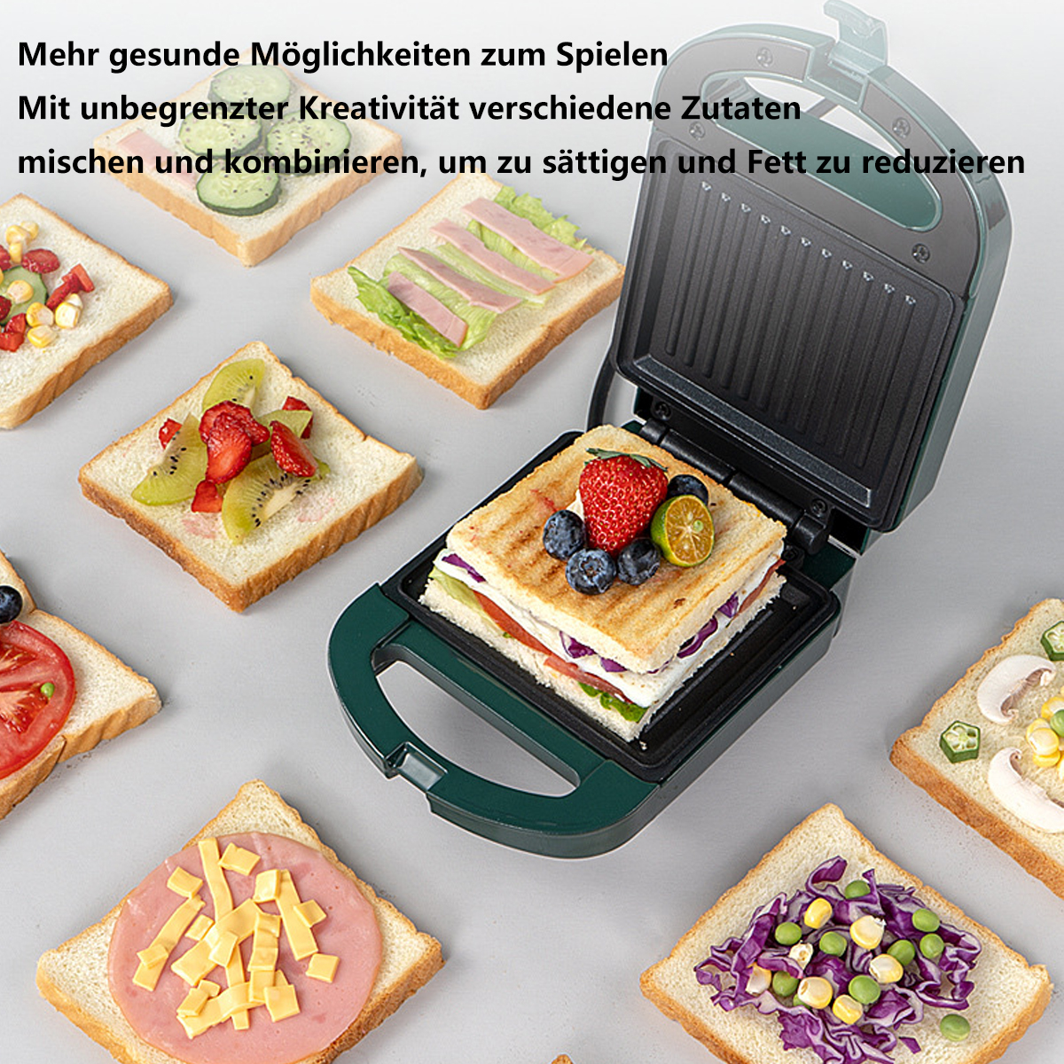 Ein Sandwichmaker mit mehreren Sandwiches mit verschiedenen Belägen daneben, auf einer hellen Oberfläche.
