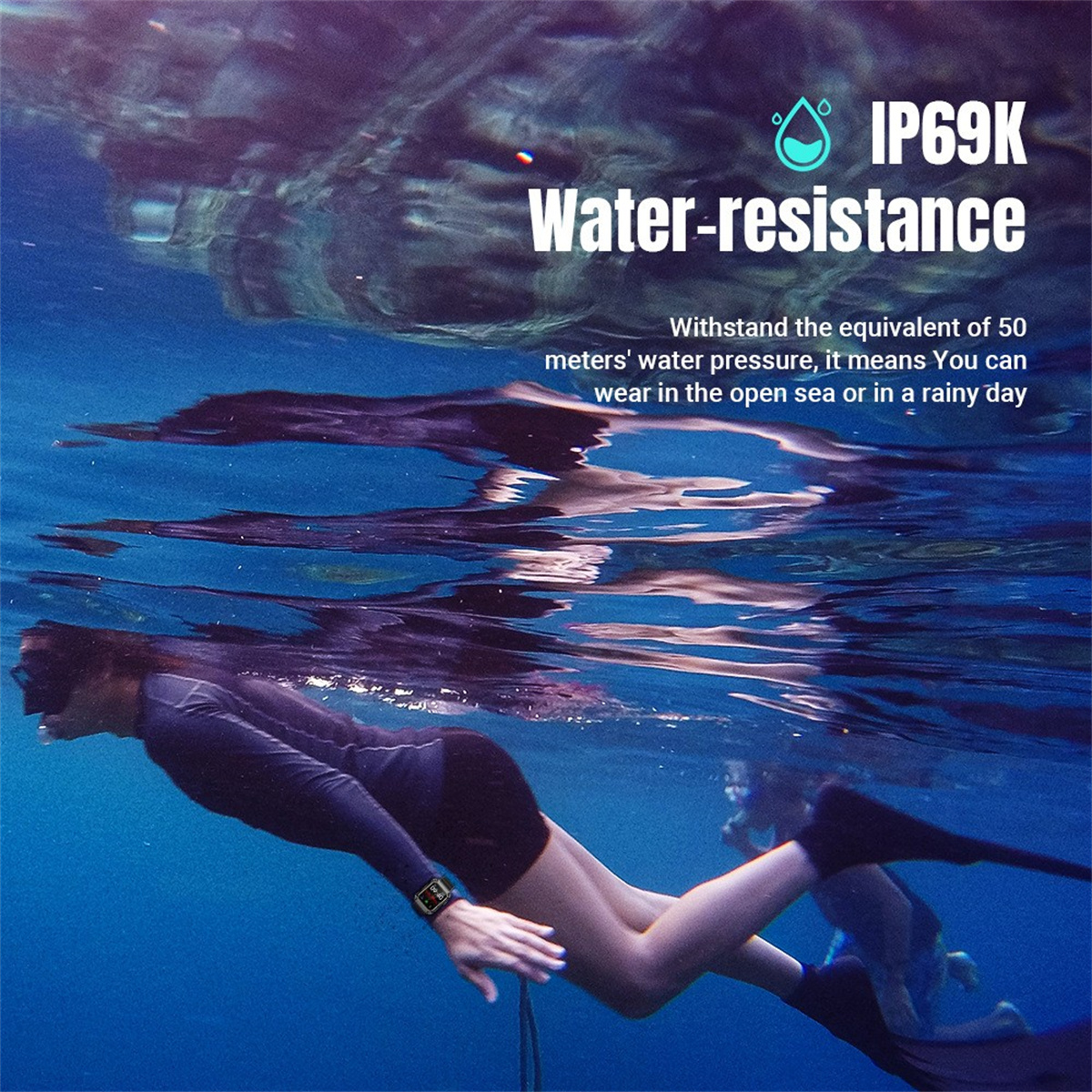 Eine Person in einem Neoprenanzug ist unter Wasser mit einer wasserdichten Uhr.