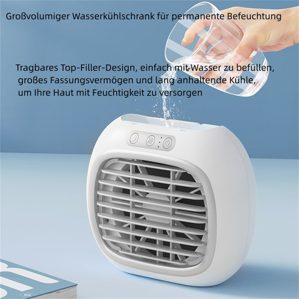 Ein weißer und grauer Luftkühler. Eine Hand gießt Wasser in den Kühler.