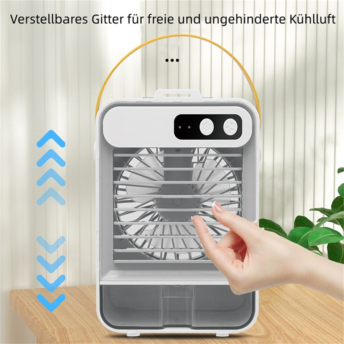 Ein weiß-grauer tragbarer Luftkühler mit einer Hand, die auf den Ventilator zeigt, auf einem Holztisch.