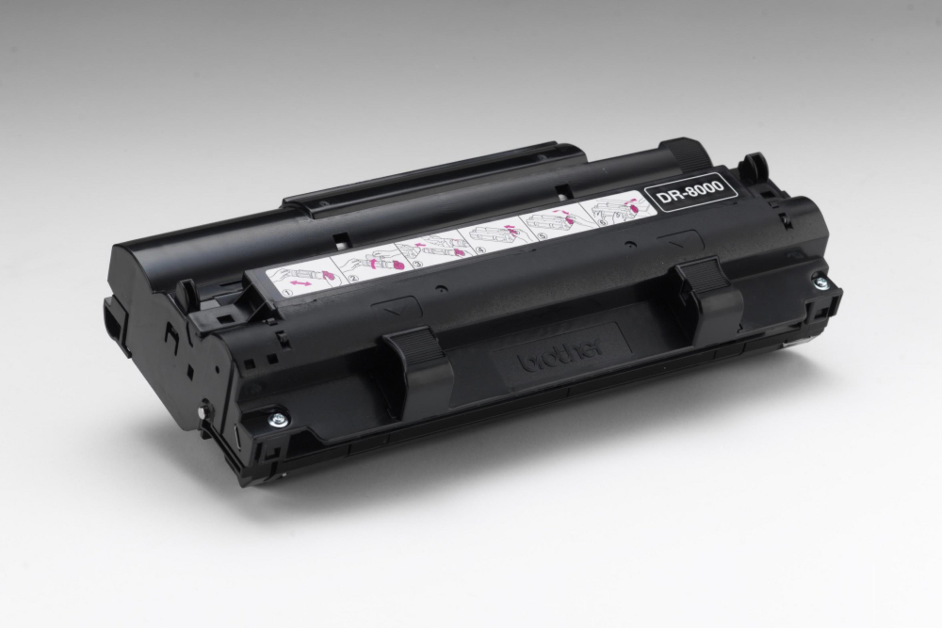 Schwarze Brother DR-8000 Trommeleinheit. Eine zylindrische Patrone auf weißer Oberfläche.