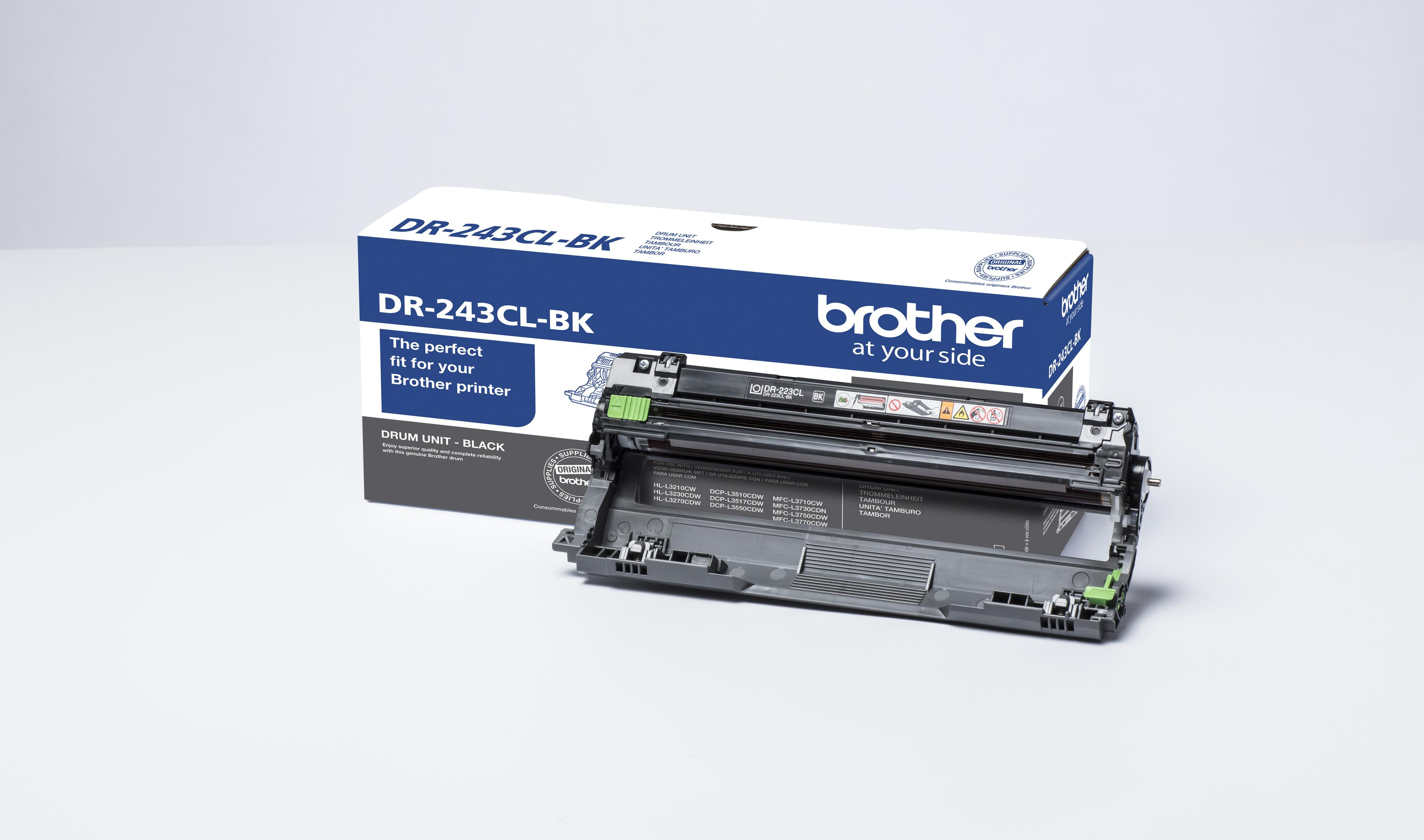 Eine schwarze Trommeleinheit für einen Drucker, mit einer blau-weißen Box dahinter. Die Box hat Brother-Branding.