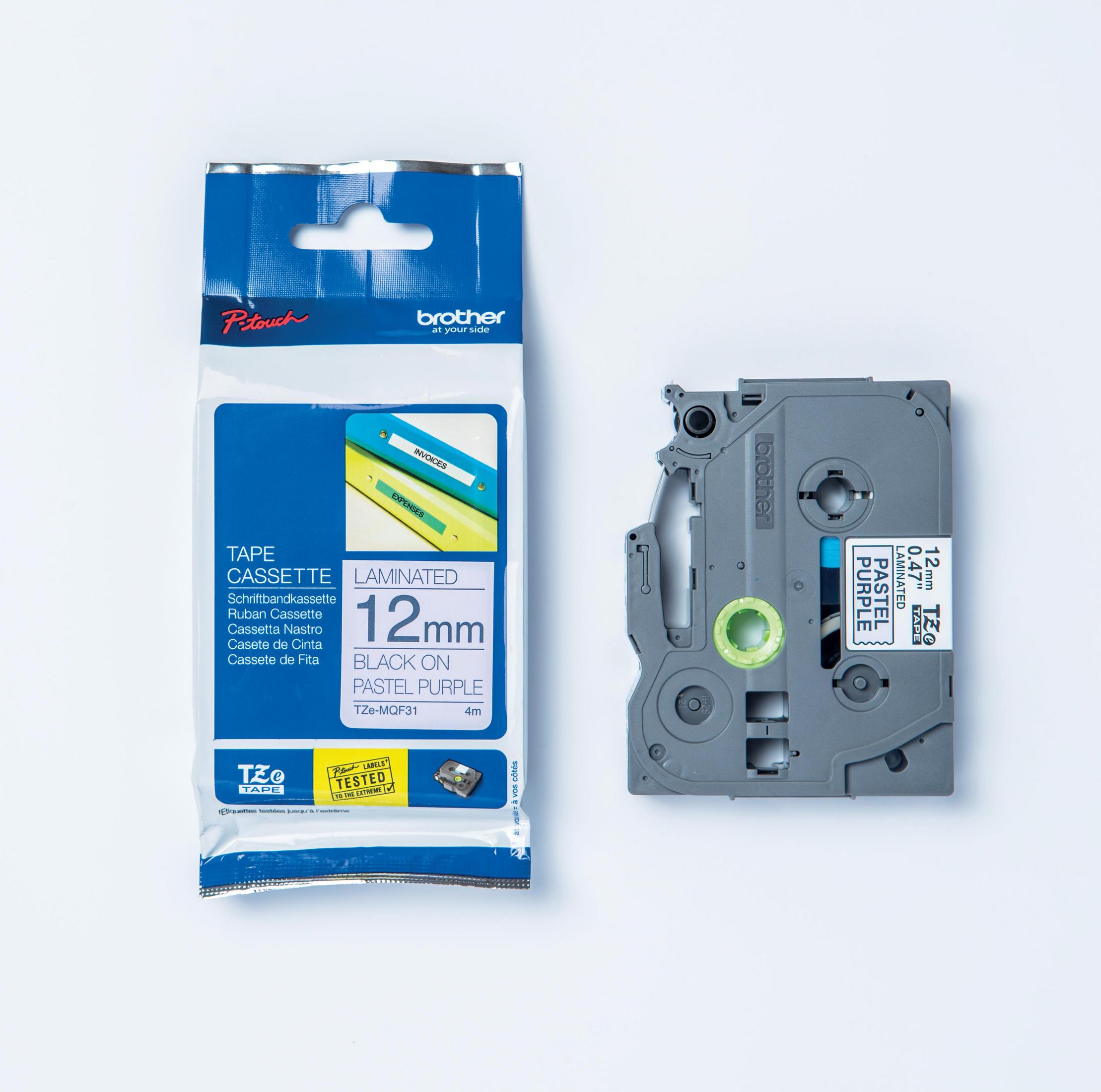 Etikettendrucker und Kassetten auf Weiß. Die Kassette ist grau mit pastellviolettem Etikett. Bandverpackung ist blau mit gelbem Text.