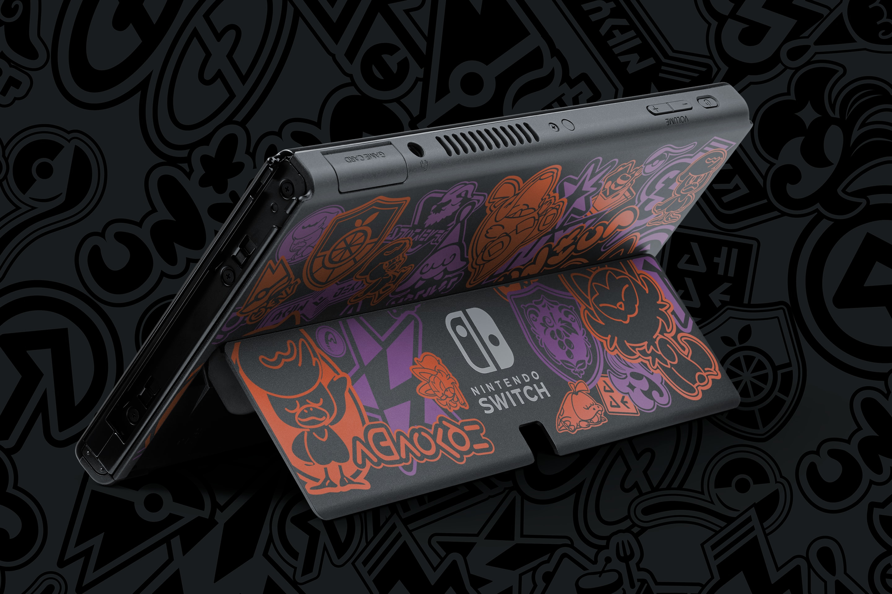 Nintendo Switch met een gamecartridgesleuf en een standaard. De standaard heeft oranje en paarse ontwerpen.