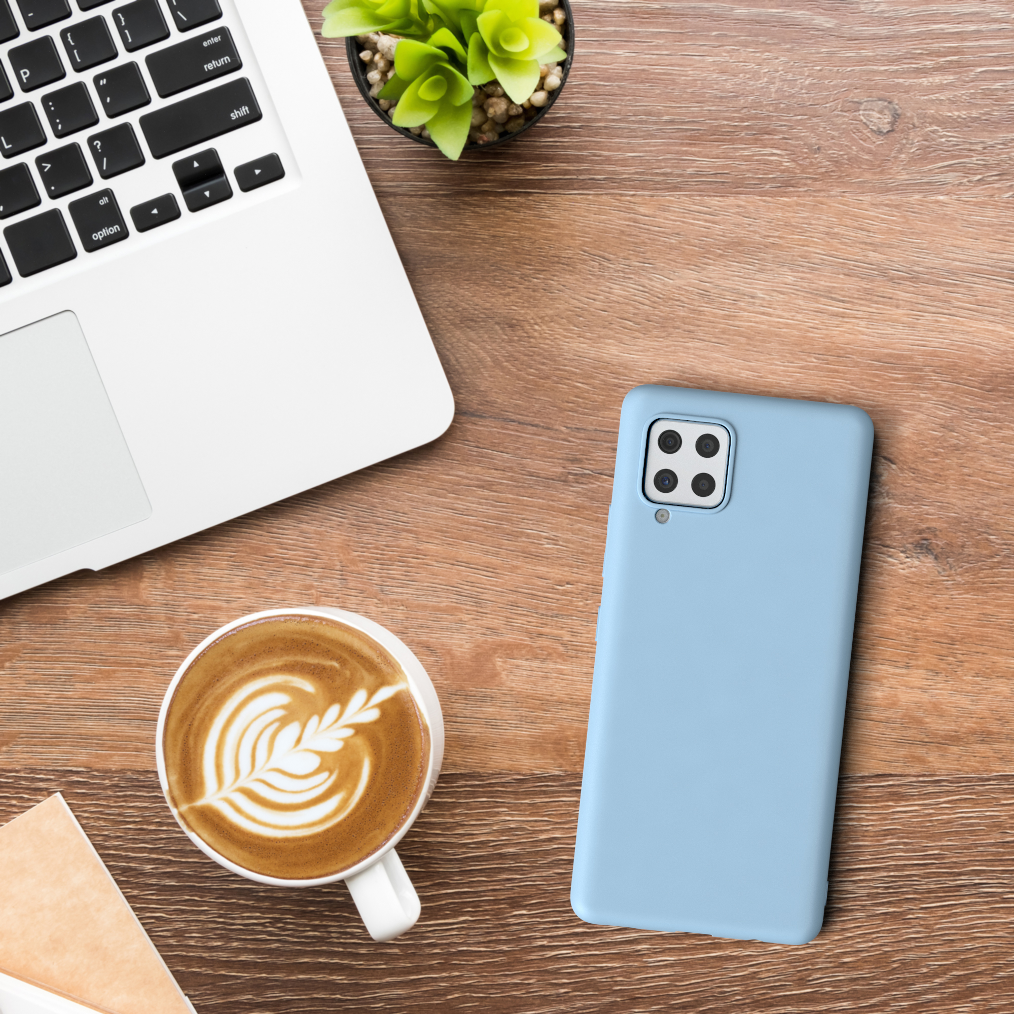 Ein Laptop, Kaffee und Handyhülle auf einem Holztisch. Die Hülle ist hellblau.
