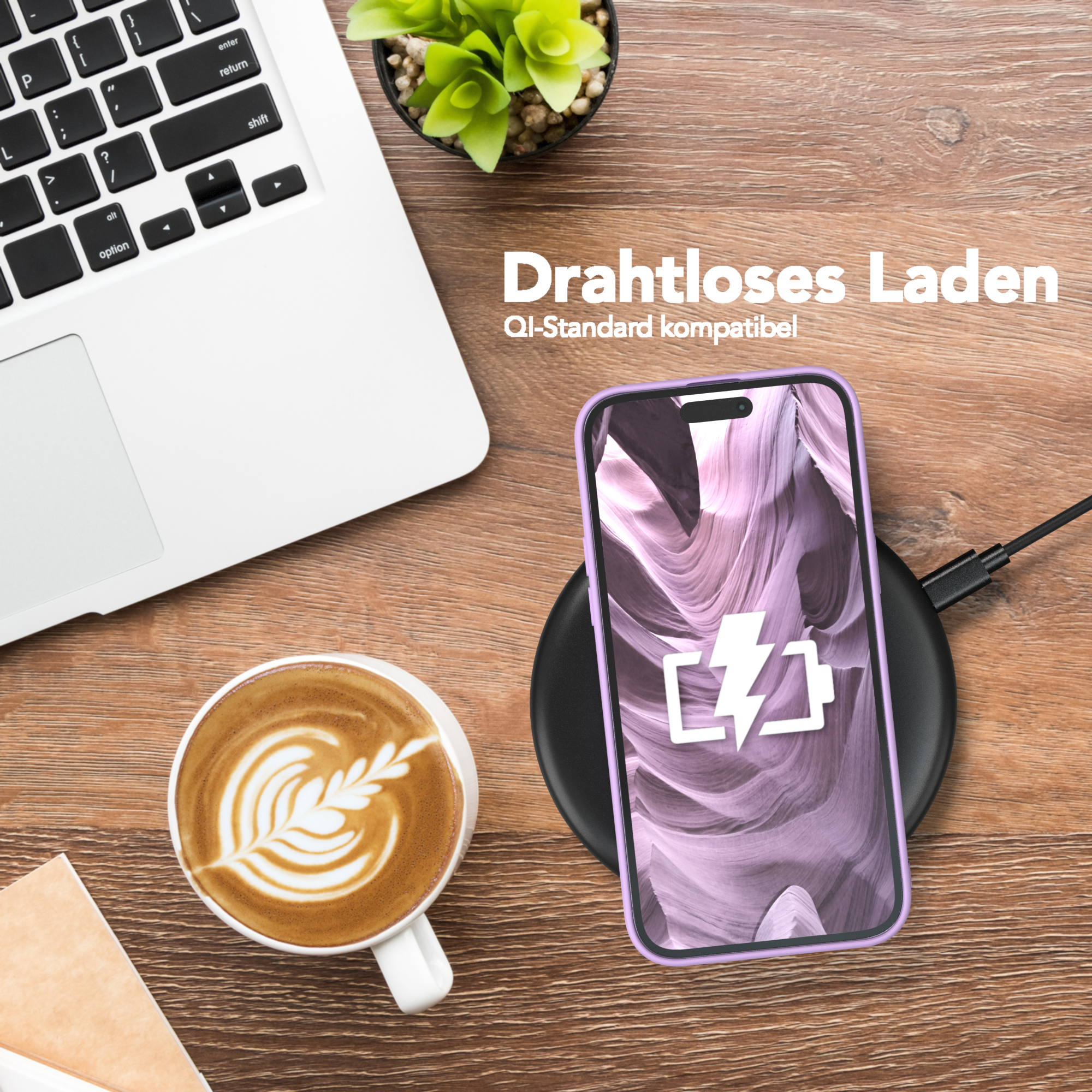 Laptop, Kaffee und Telefon, das drahtlos auf einem Pad geladen wird. Qi-Standard kompatibel.