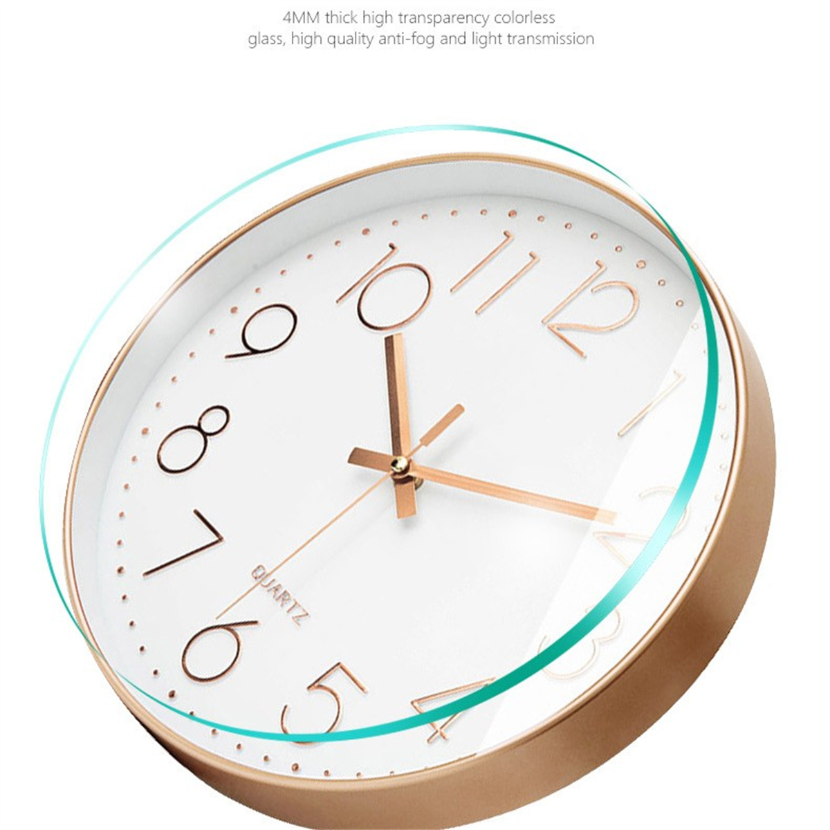 Nahaufnahme einer goldfarbenen Uhr mit weißem Zifferblatt und schwarzen Zahlen, mit Glasabdeckung.