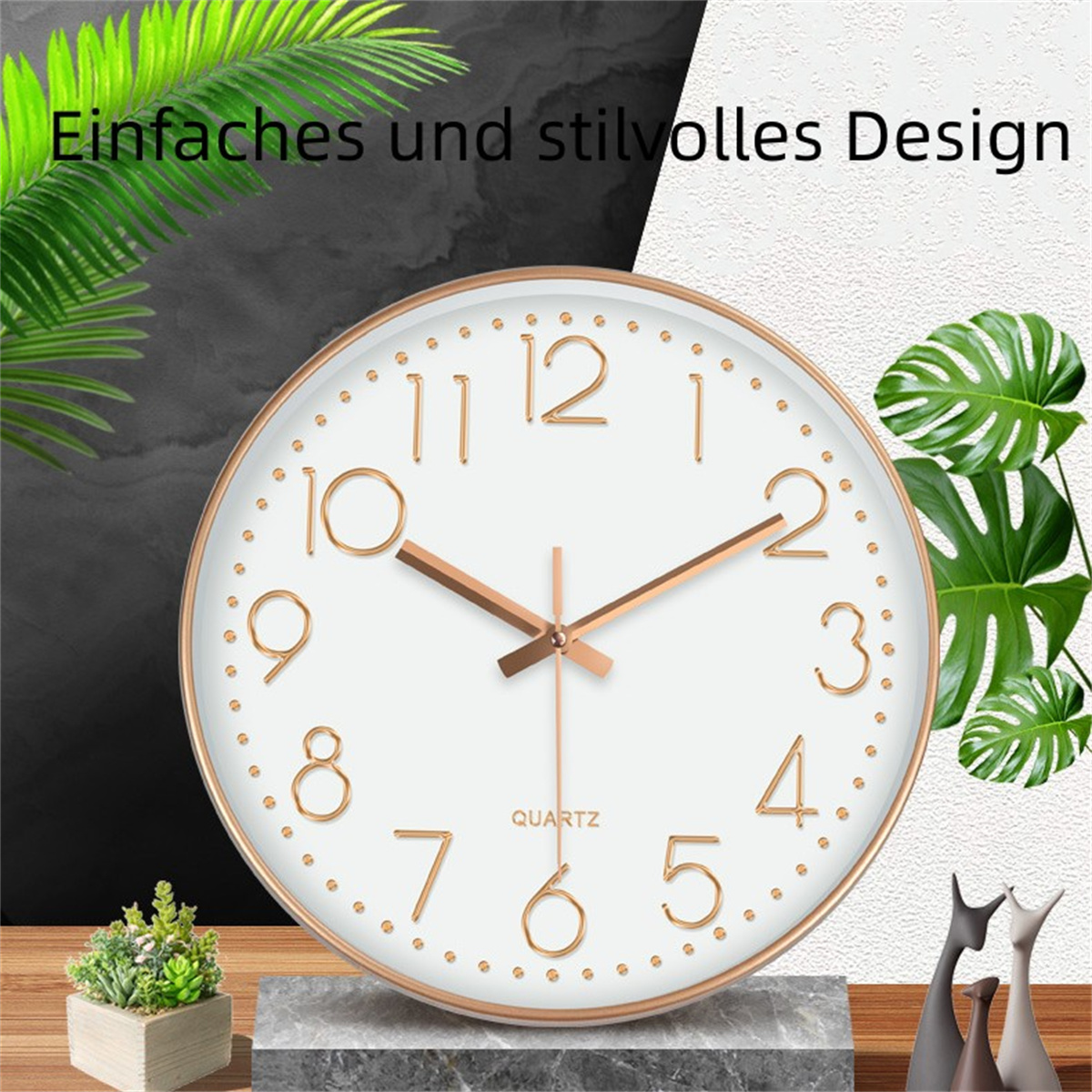 Goldumrandete weiße Wanduhr mit Zahlen und Zeigern. Kleine Pflanzen und Deko drumherum.