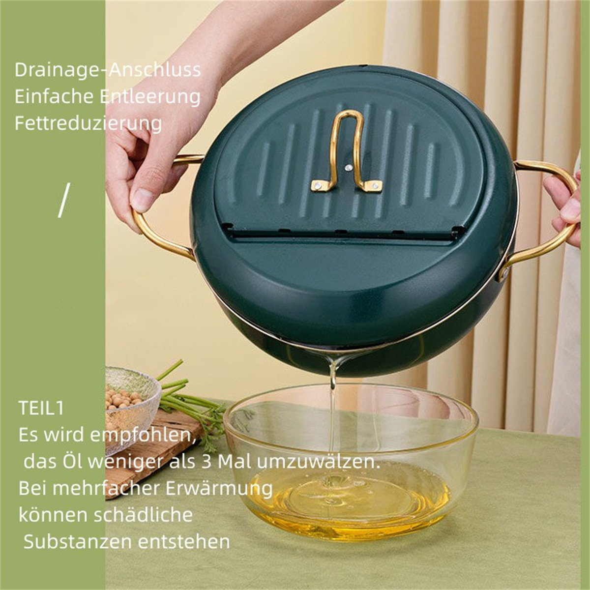 Eine Person gießt Öl aus einem grünen Kochtopf in eine Glasschüssel.