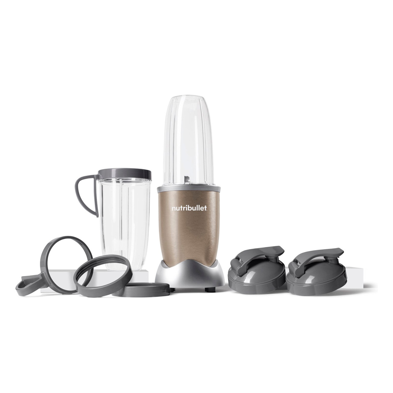 Nutribullet-Mixer mit Zubehör. Basis, Becher und zwei Aufsätze.
