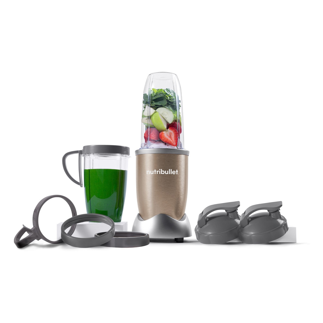 Ein Mixer mit Zutaten und einem grünen Smoothie im Glas. Zwei zusätzliche Deckel sind vorhanden.