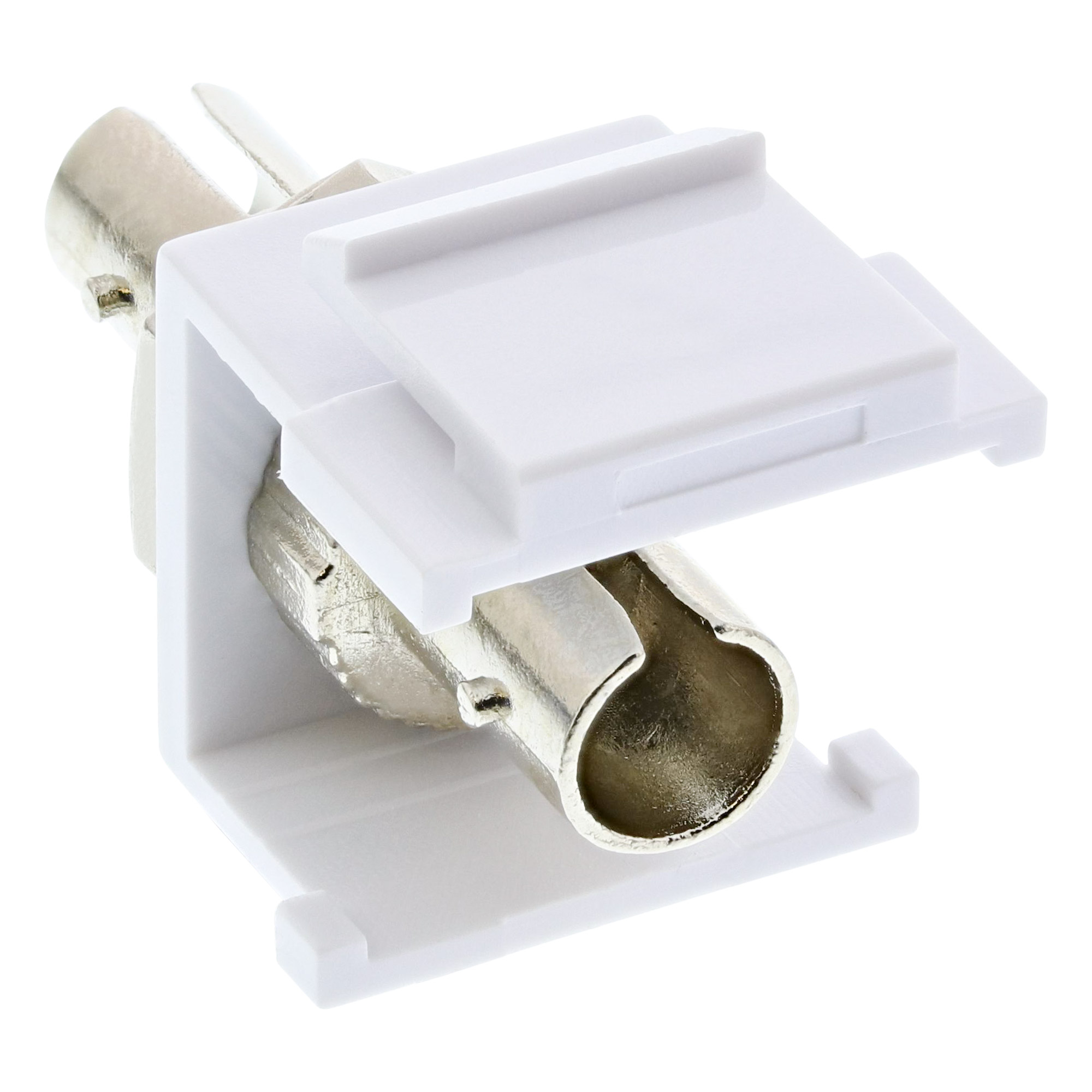 Weißer Stecker mit silbernem Mittelteil. Er befindet sich auf einer weißen Oberfläche.