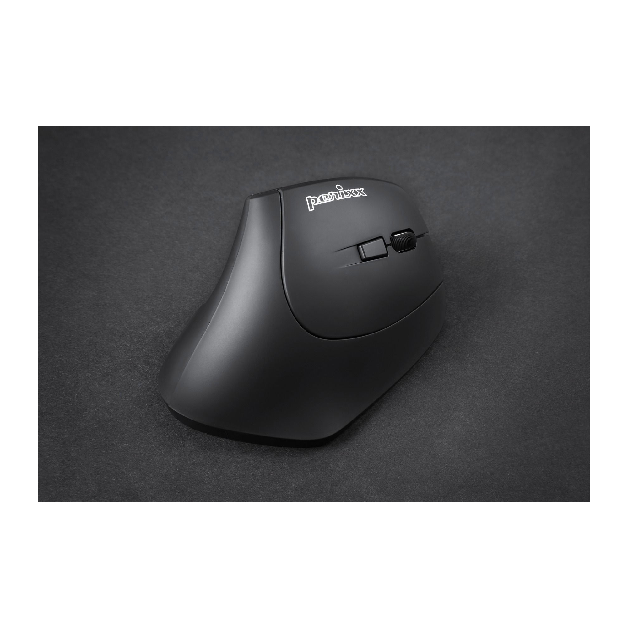 Eine schwarze ergonomische Maus auf schwarzem Untergrund. Das Wort 'panibox' ist auf der Maus aufgedruckt.
