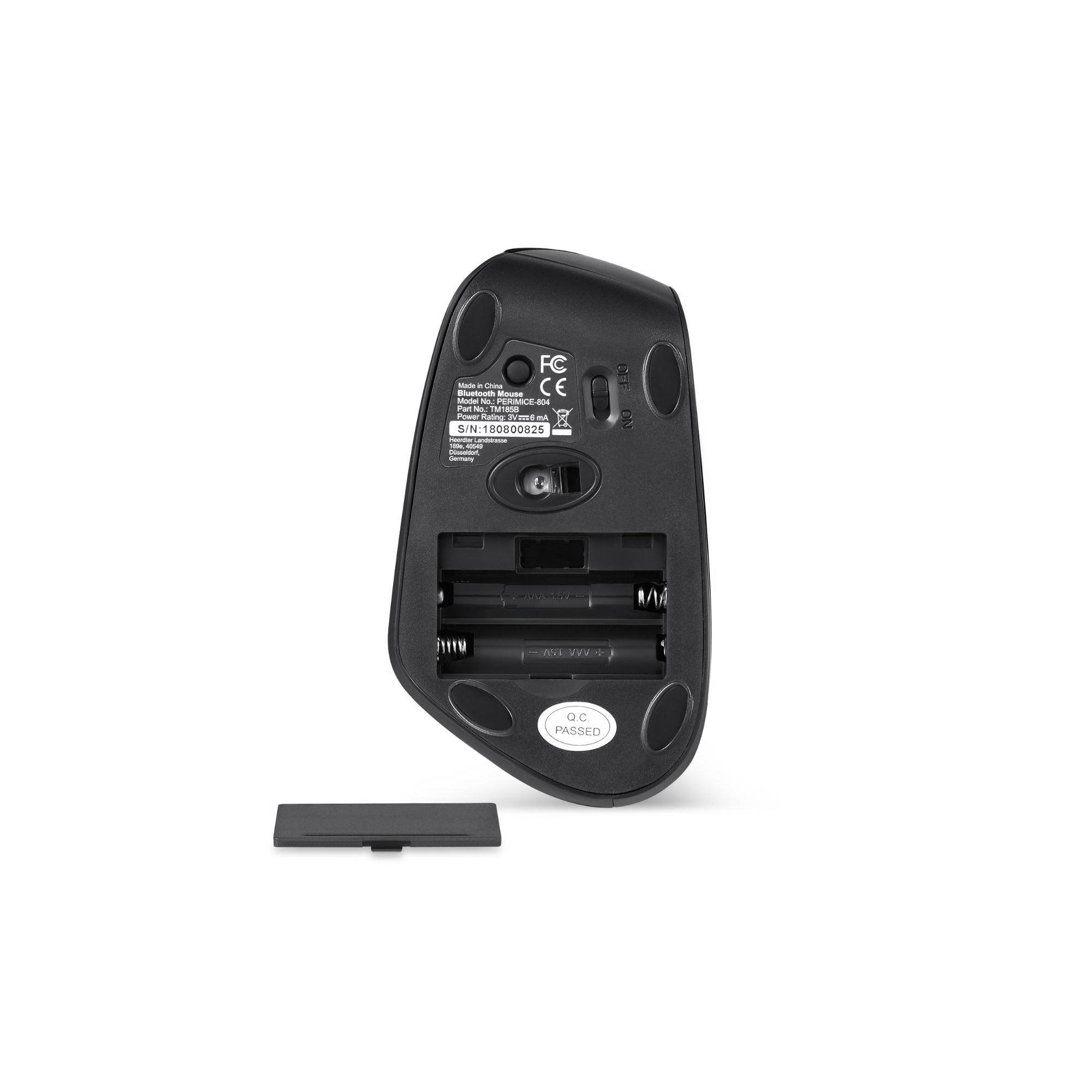 Schwarze Computermaus, Unteransicht, mit geöffnetem Batteriefach und sichtbaren Batterien.