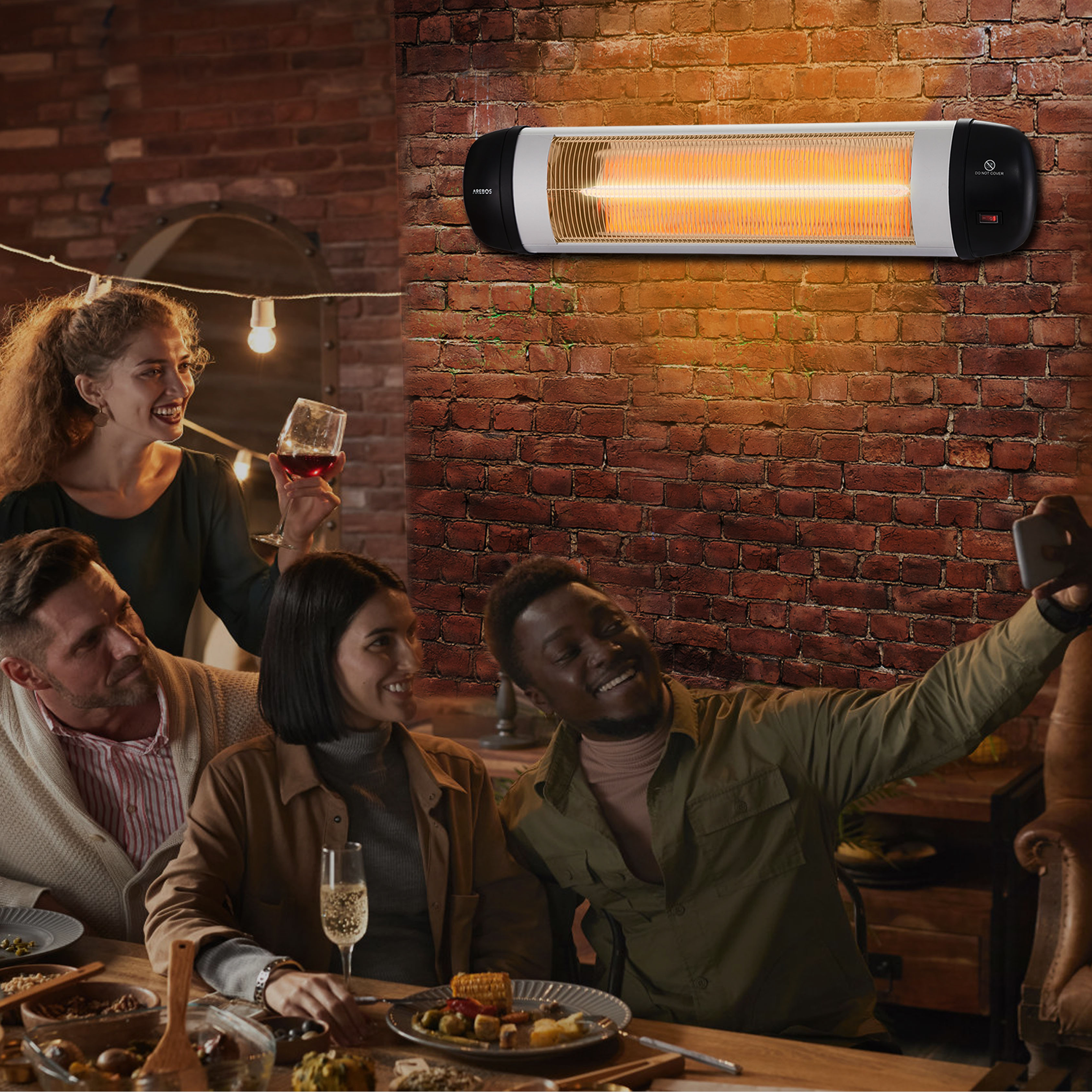 Eine Gruppe von Personen in einem Raum mit einem Wandheizgerät. Sie machen Selfies.