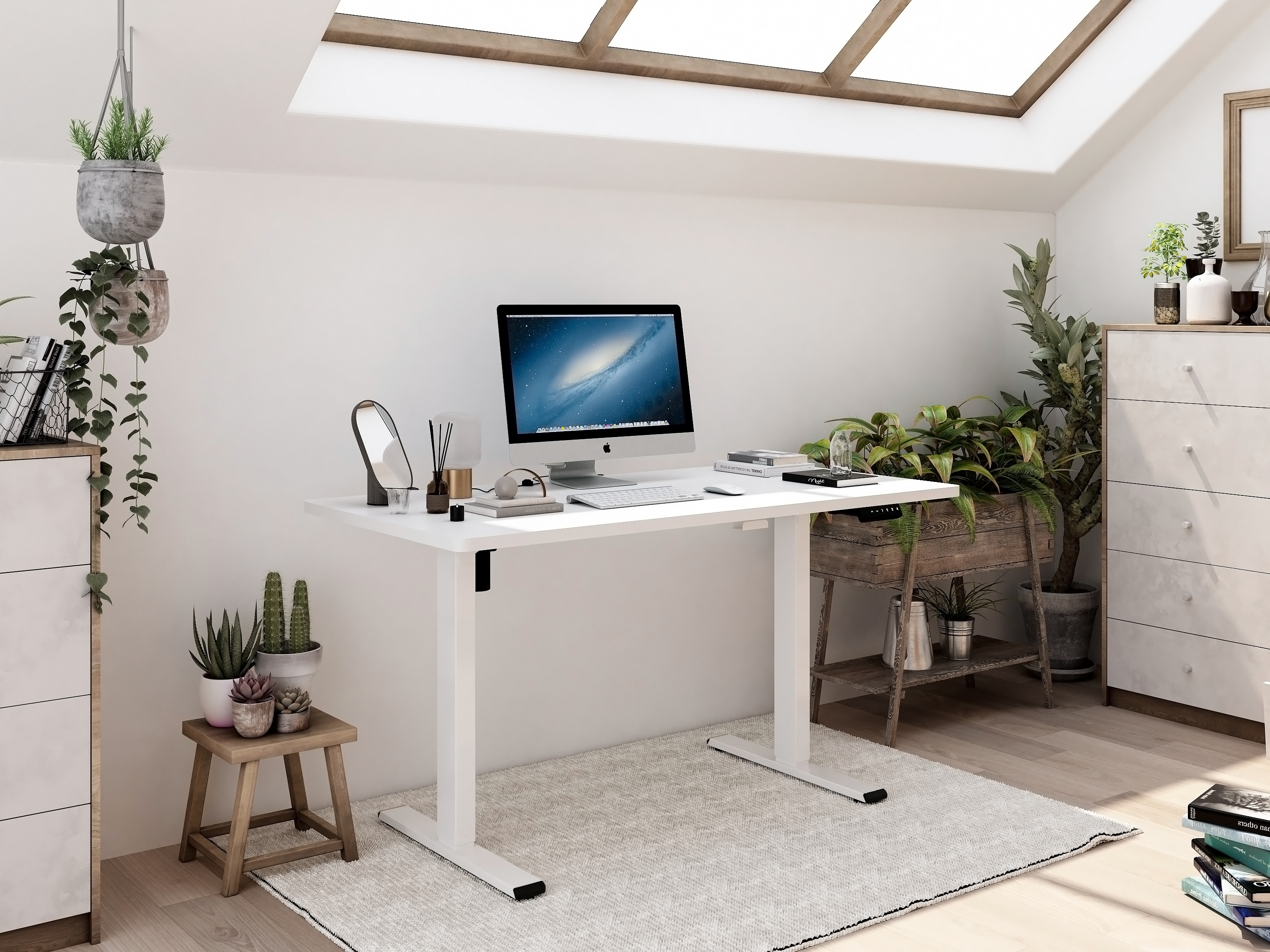 Ein weißer Stehschreibtisch mit Computer, Zubehör und Pflanzen. Der Raum hat ein Oberlicht und Holzboden.