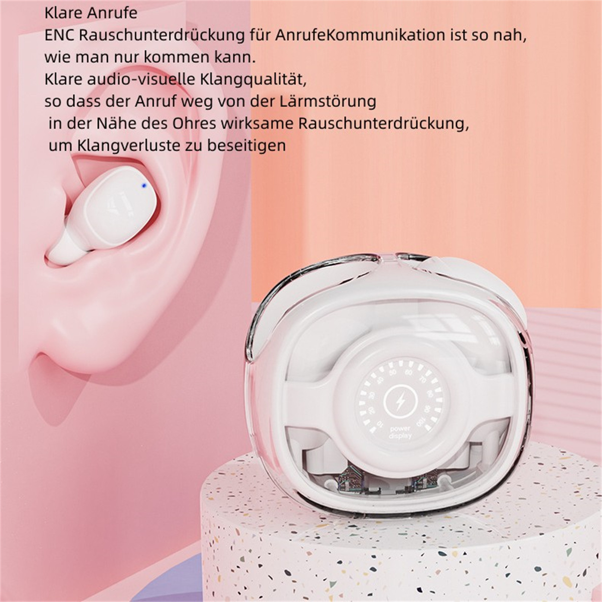 Ein weißes Ladecase und ein Ohrhörer. Das Case und der Ohrhörer befinden sich auf Oberfläche.