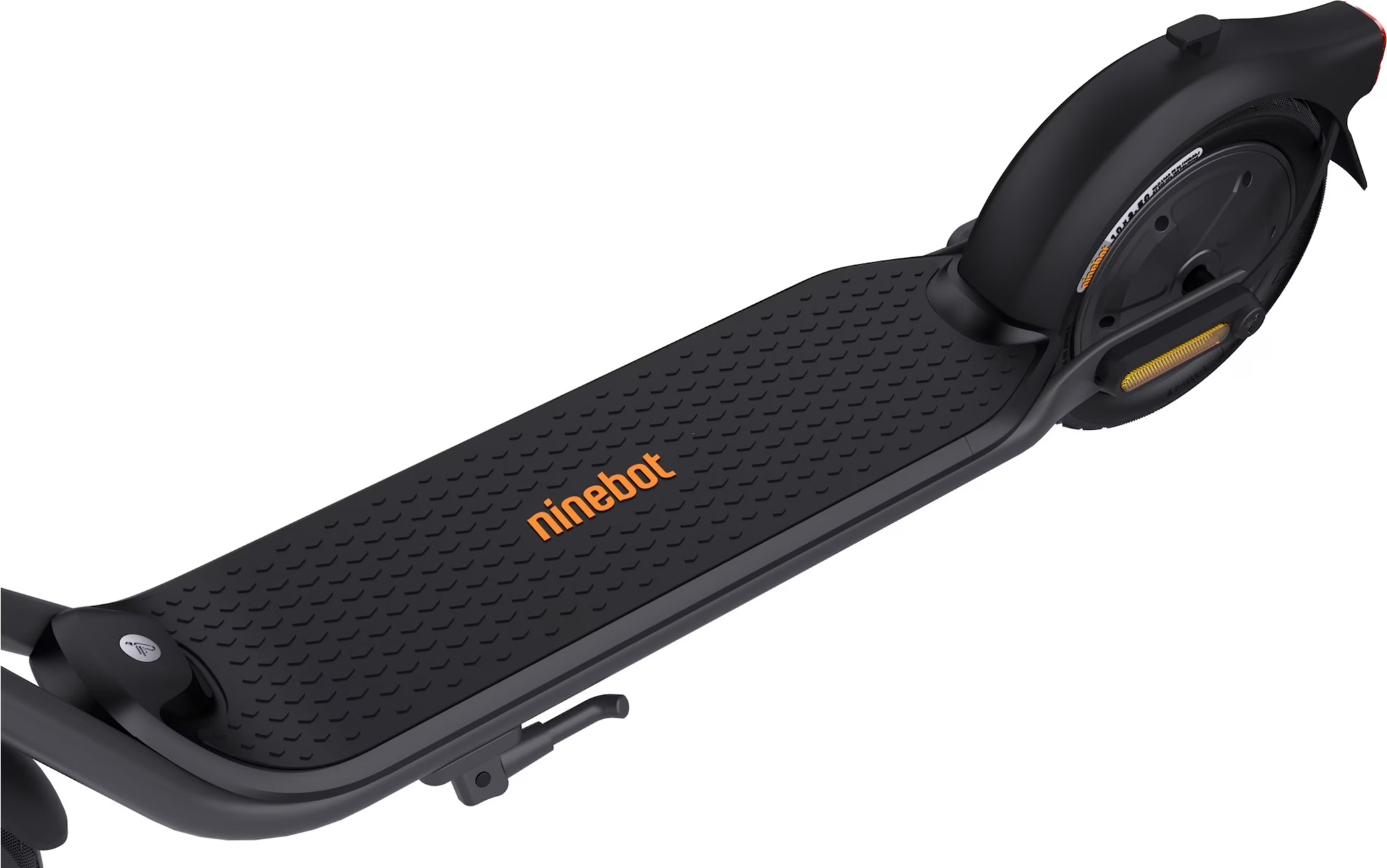 Schwarzer Roller mit schwarzem Deck und orangefarbenem Logo. Der Hintergrund ist weiß. Der Roller ist nach rechts oben abgewinkelt.