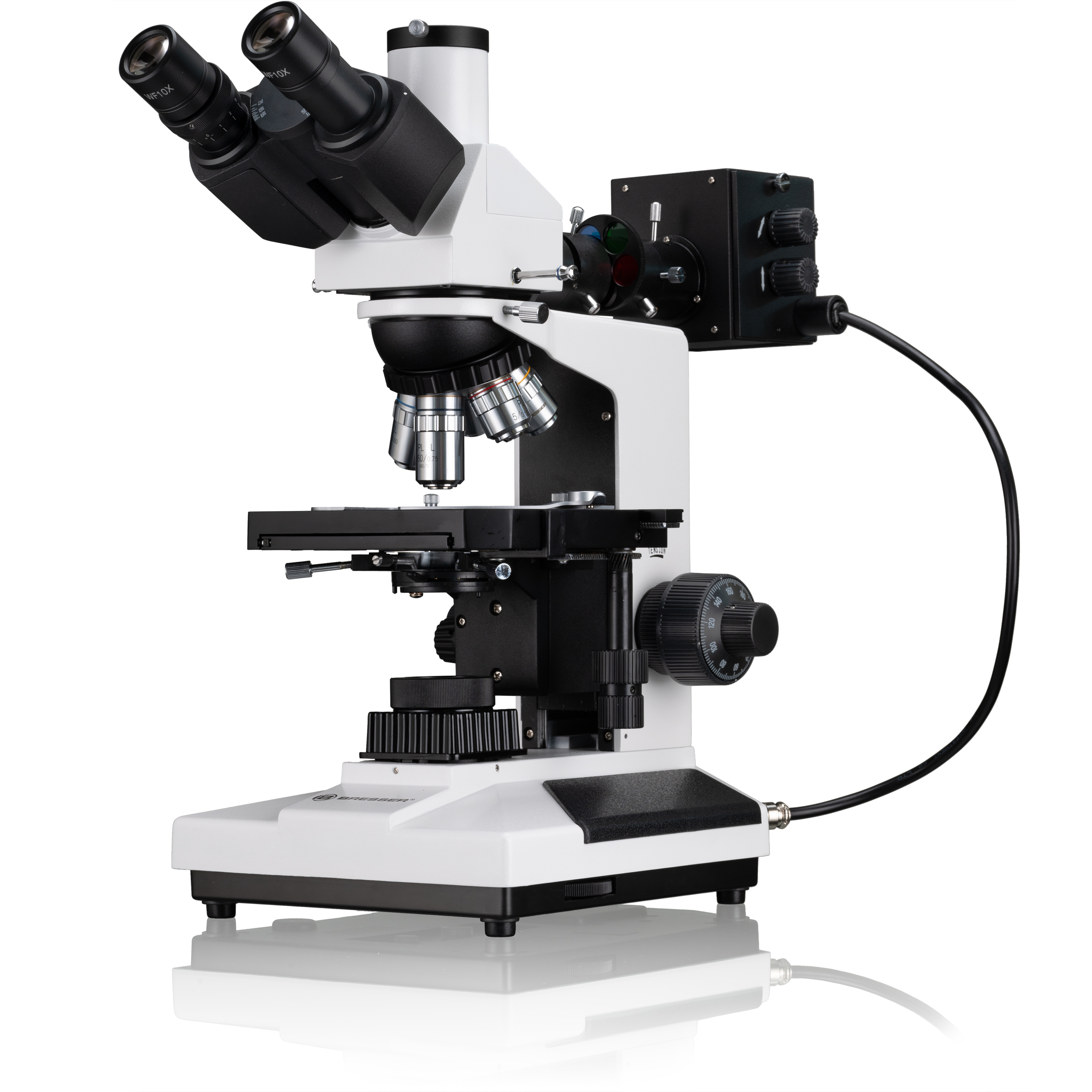 Un microscopio blanco y negro con dos oculares, lentes y una fuente de luz, sobre una superficie blanca.