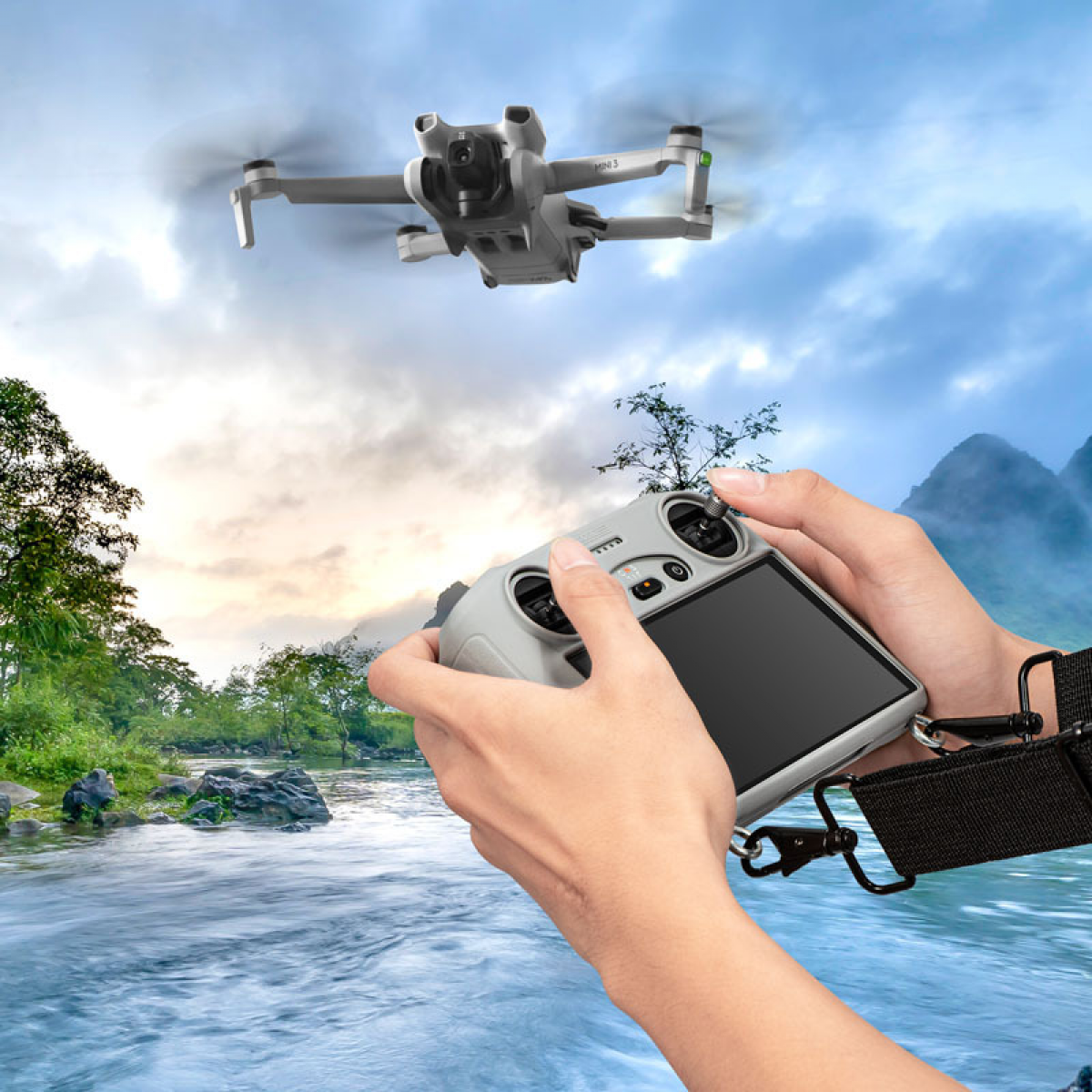 Drohne fliegt über Händen, die Fernbedienung halten, Fluss und Landschaft.
