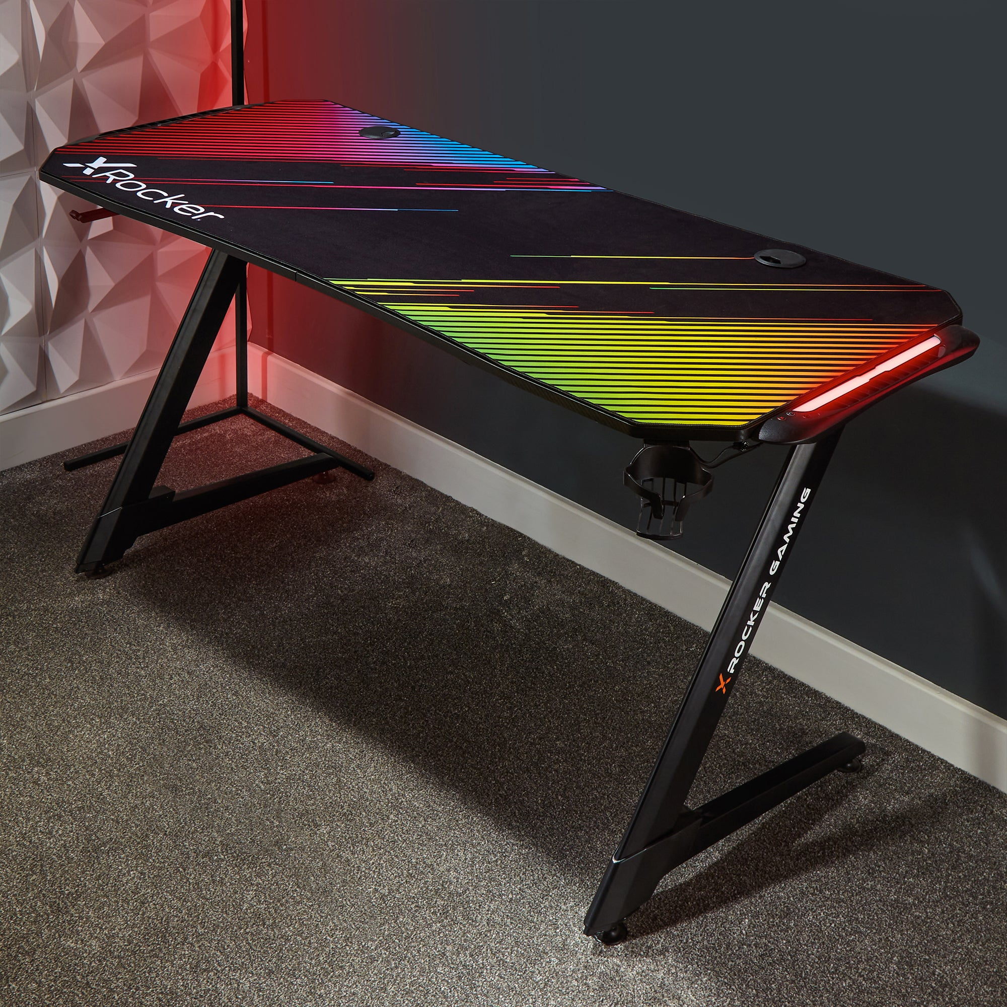 Gaming-Schreibtisch mit schwarzer Oberseite und Regenbogen-Lichtstreifen. Z-förmige Beine, schwarz mit roter Beleuchtung.